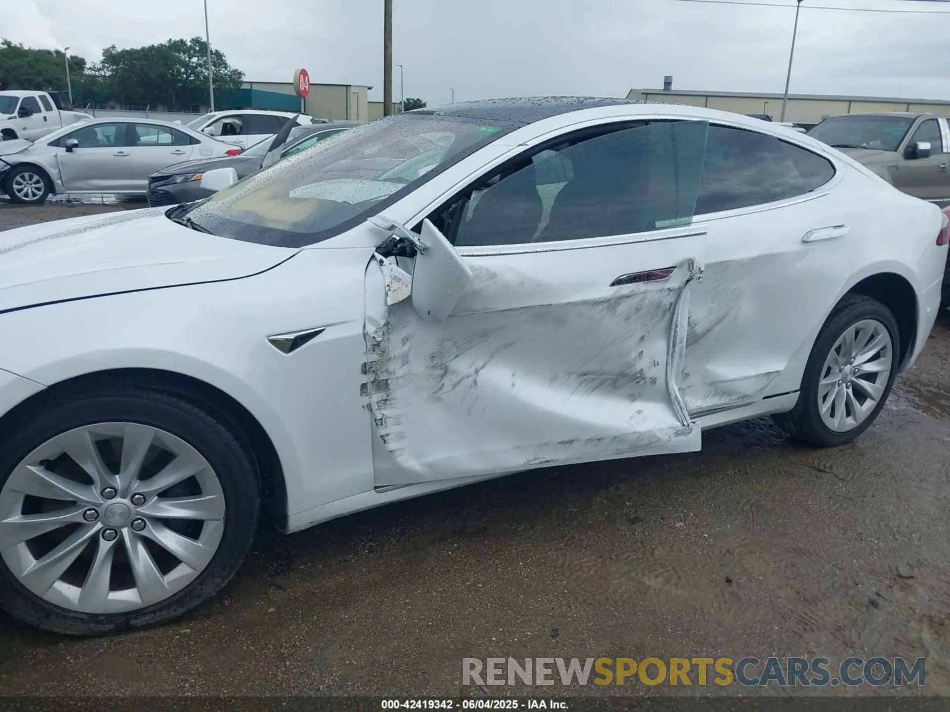 6 Photograph of a damaged car 5YJSA1E22LF353562 TESLA MODEL S 2020