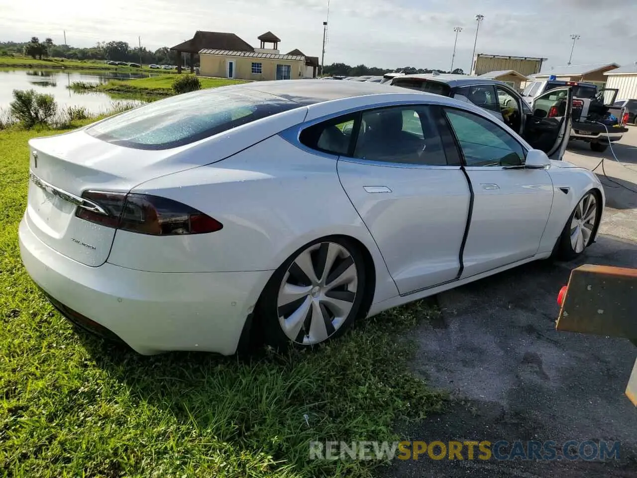 3 Фотография поврежденного автомобиля 5YJSA1E22LF415008 TESLA MODEL S 2020