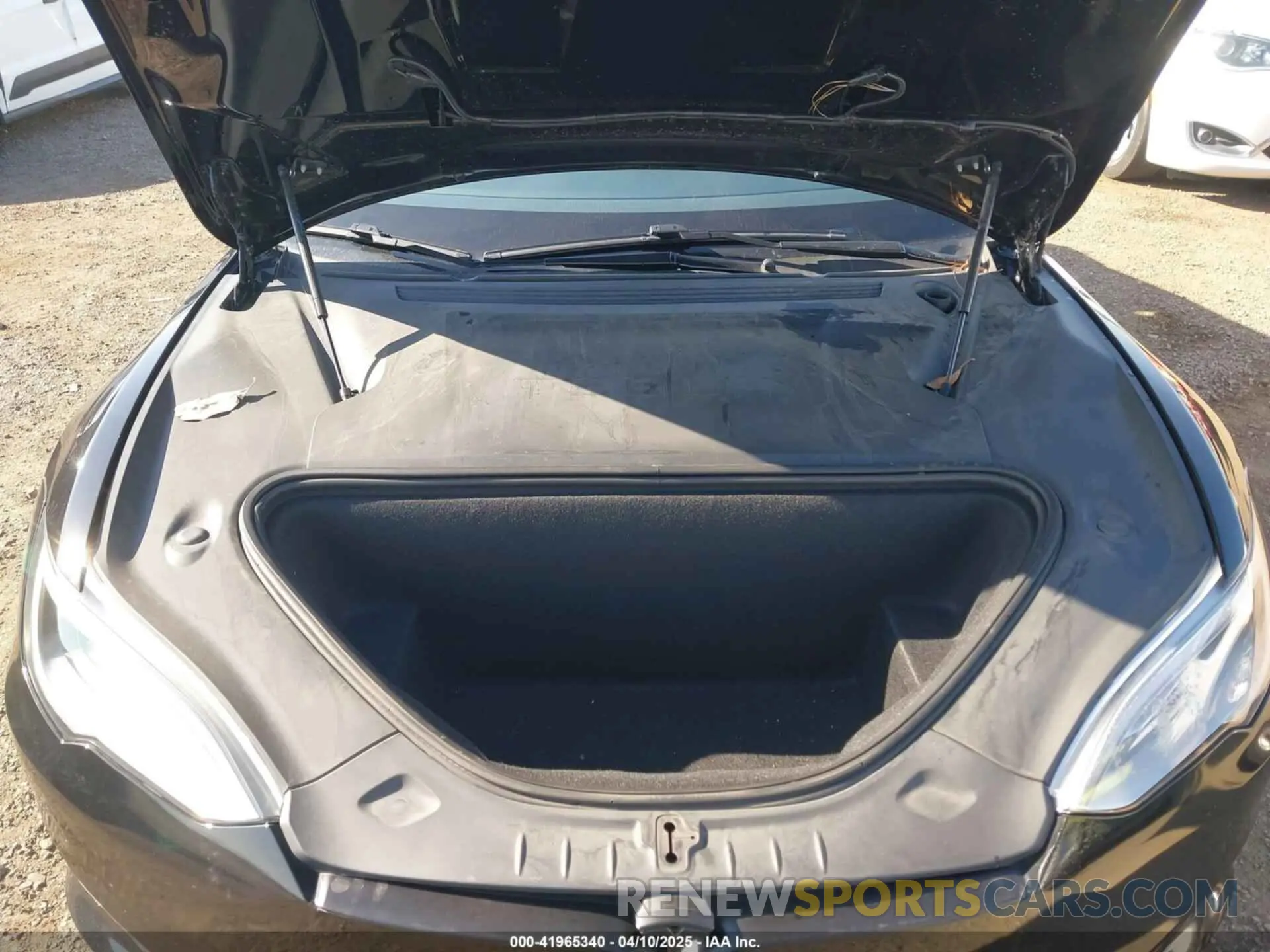 10 Photograph of a damaged car 5YJSA1E24LF381878 TESLA MODEL S 2020