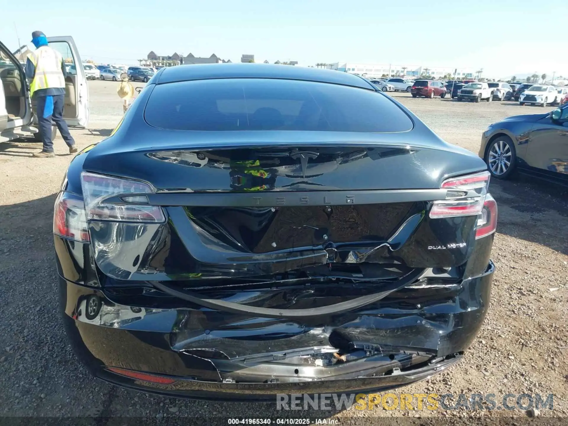 16 Photograph of a damaged car 5YJSA1E24LF381878 TESLA MODEL S 2020