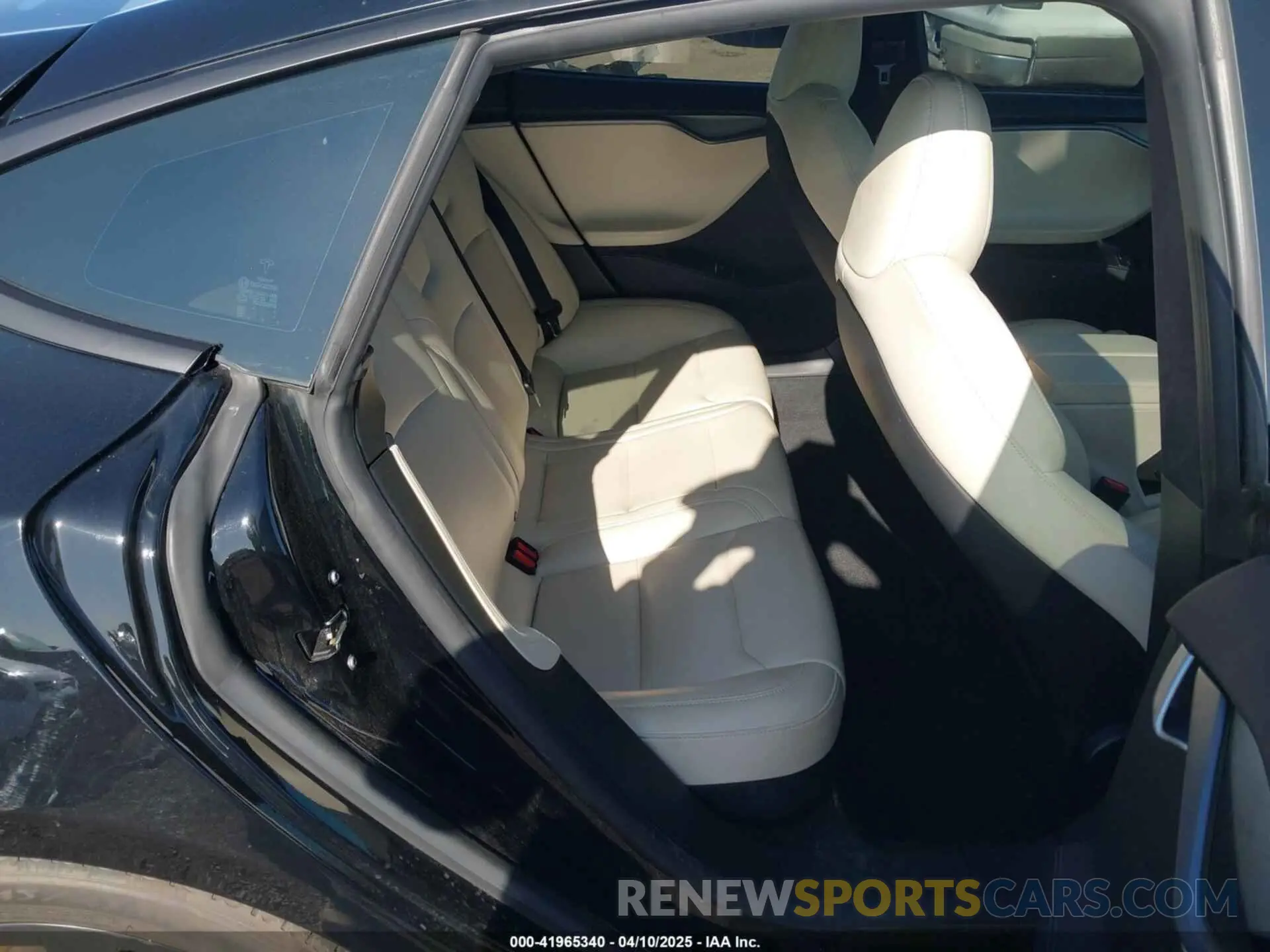 8 Photograph of a damaged car 5YJSA1E24LF381878 TESLA MODEL S 2020