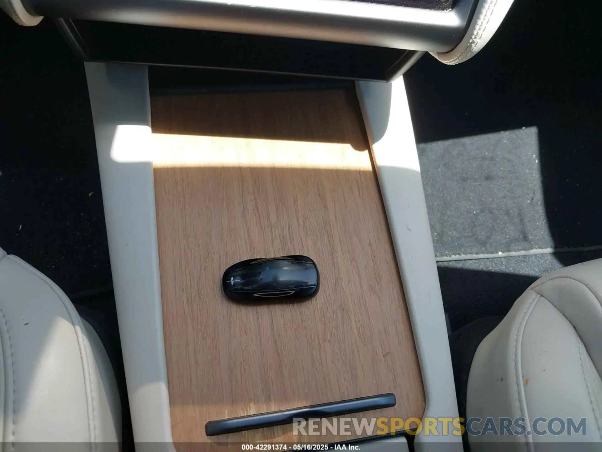 11 Photograph of a damaged car 5YJSA1E25LF396292 TESLA MODEL S 2020