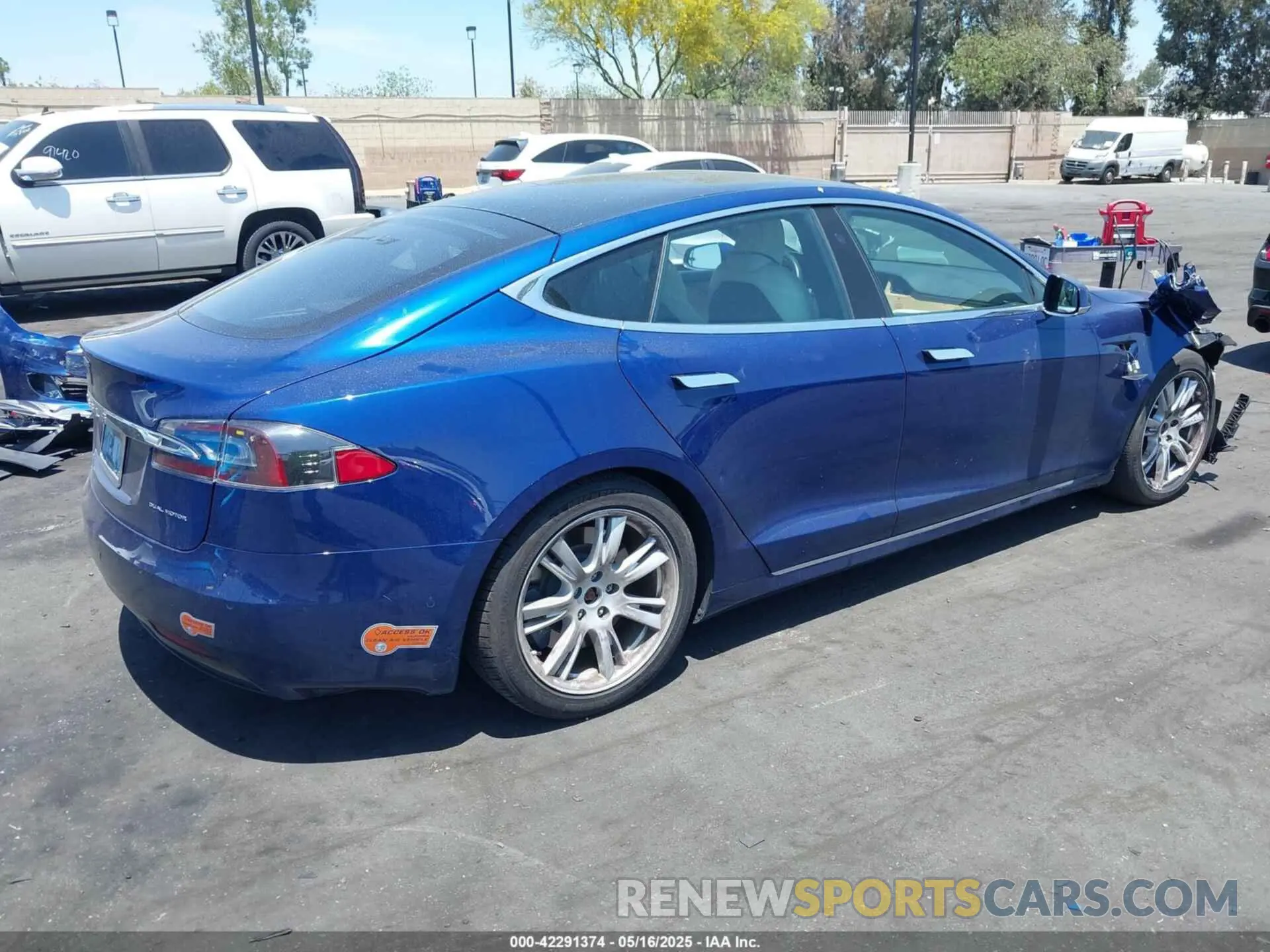 4 Photograph of a damaged car 5YJSA1E25LF396292 TESLA MODEL S 2020