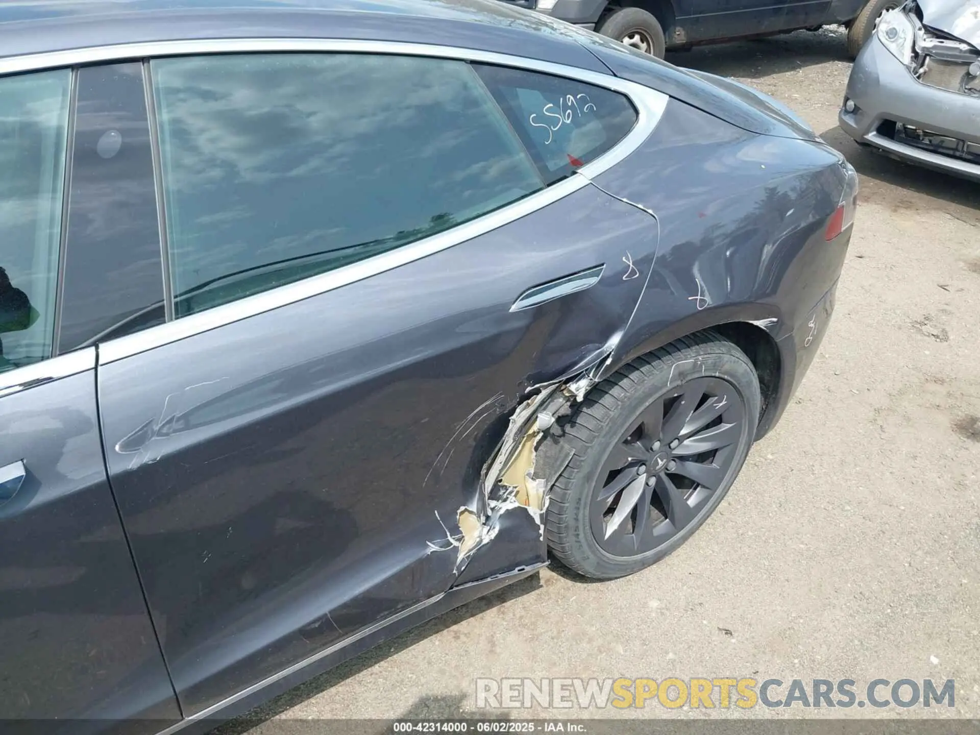 6 Photograph of a damaged car 5YJSA1E27LF406692 TESLA MODEL S 2020