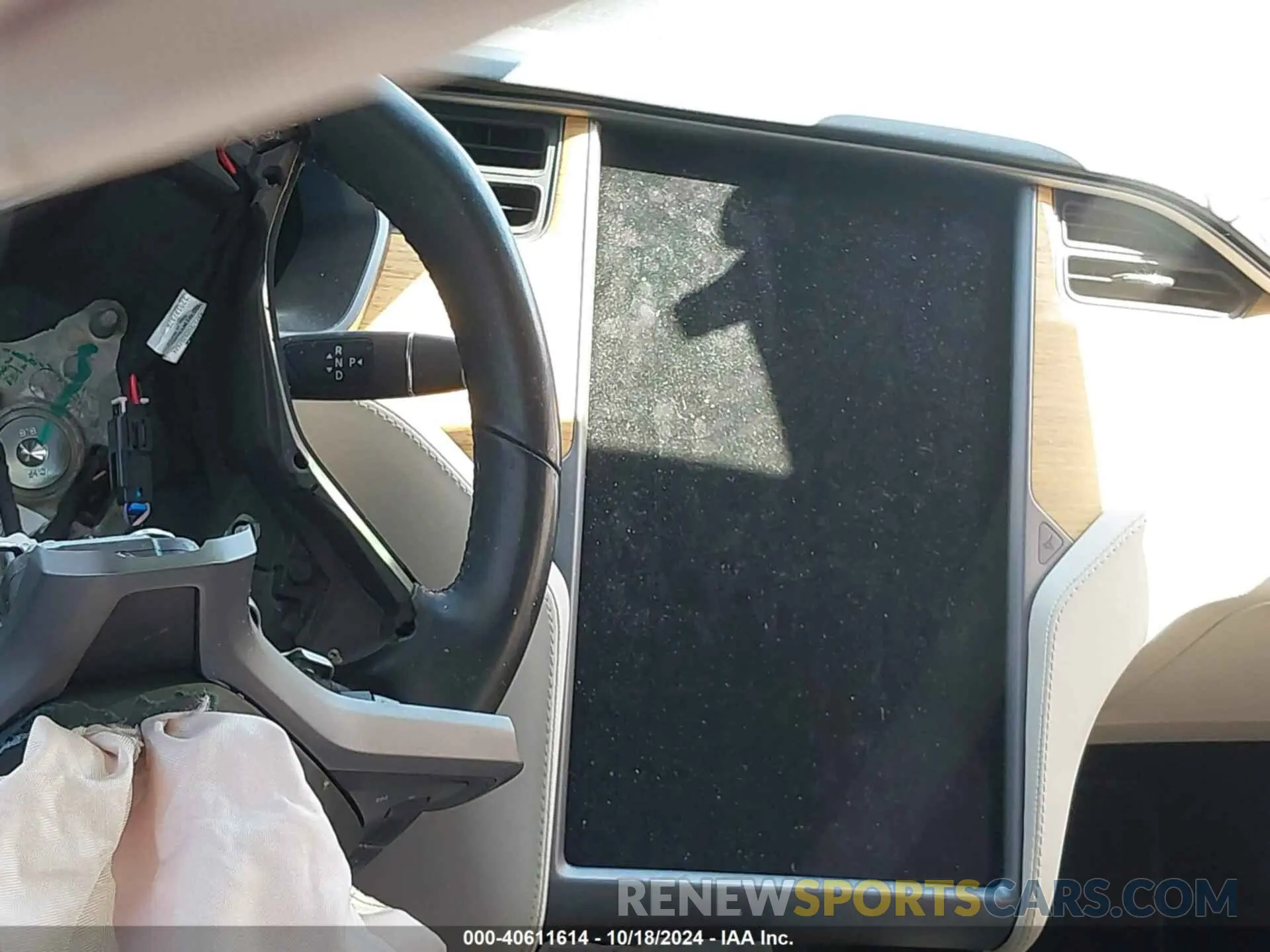17 Photograph of a damaged car 5YJSA1E29LF369791 TESLA MODEL S 2020