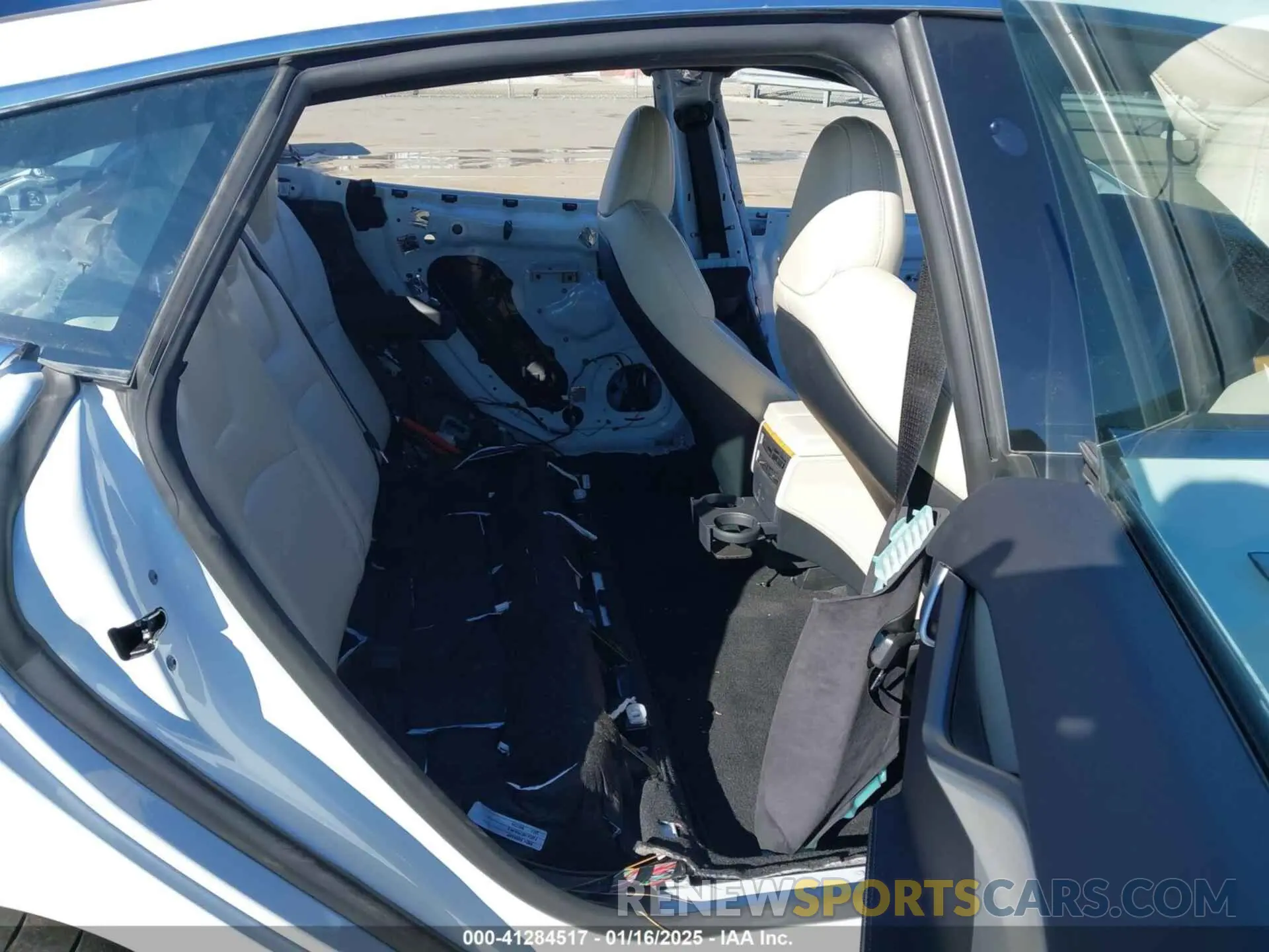 8 Photograph of a damaged car 5YJSA1E47LF404443 TESLA MODEL S 2020