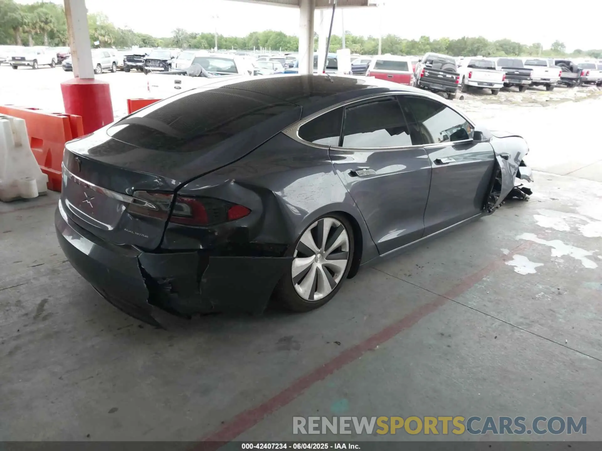 4 Photograph of a damaged car 5YJSA1E28MF421655 TESLA MODEL S 2021