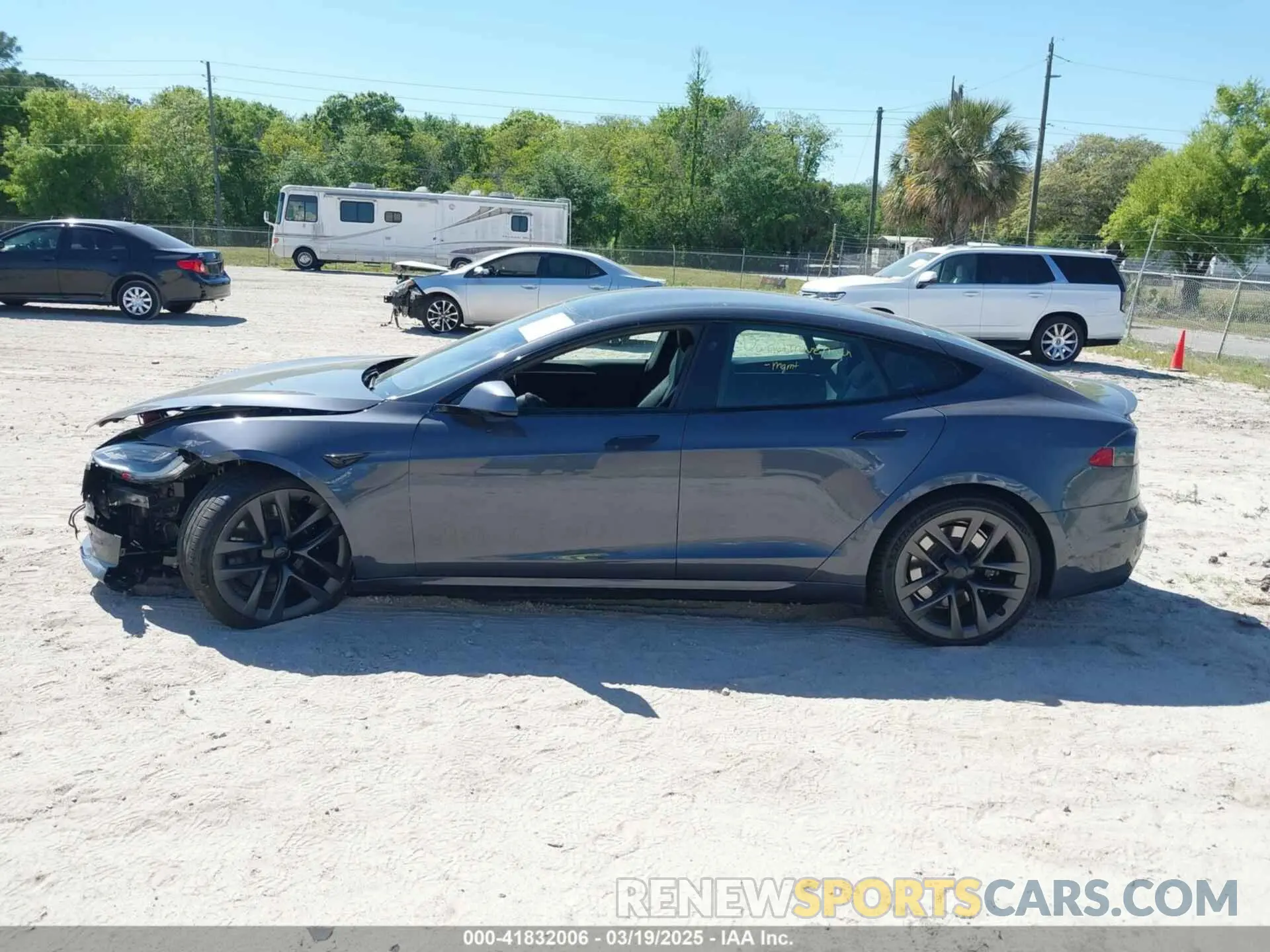 14 Photograph of a damaged car 5YJSA1E61MF435321 TESLA MODEL S 2021