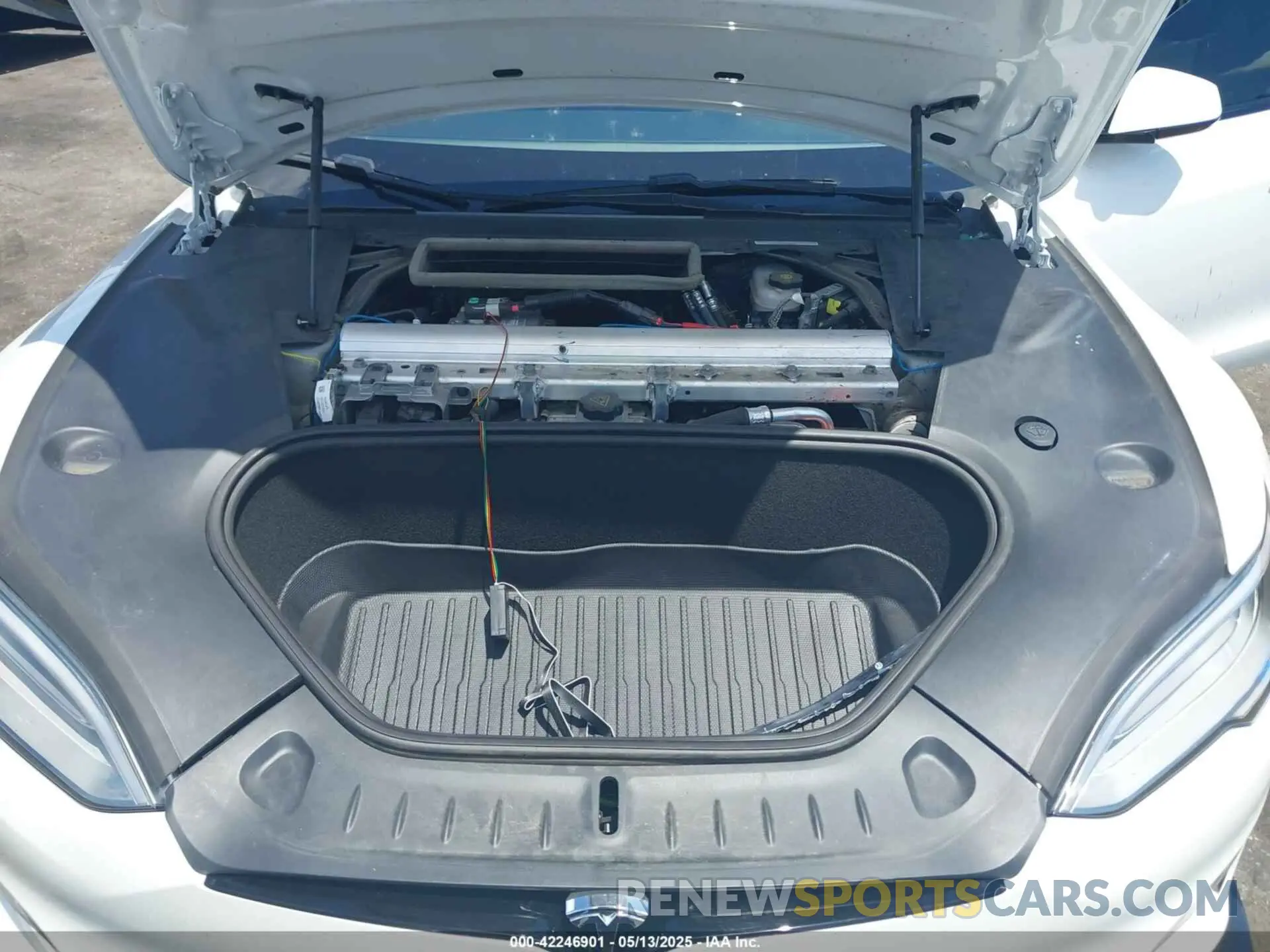 10 Photograph of a damaged car 5YJSA1E62MF438406 TESLA MODEL S 2021