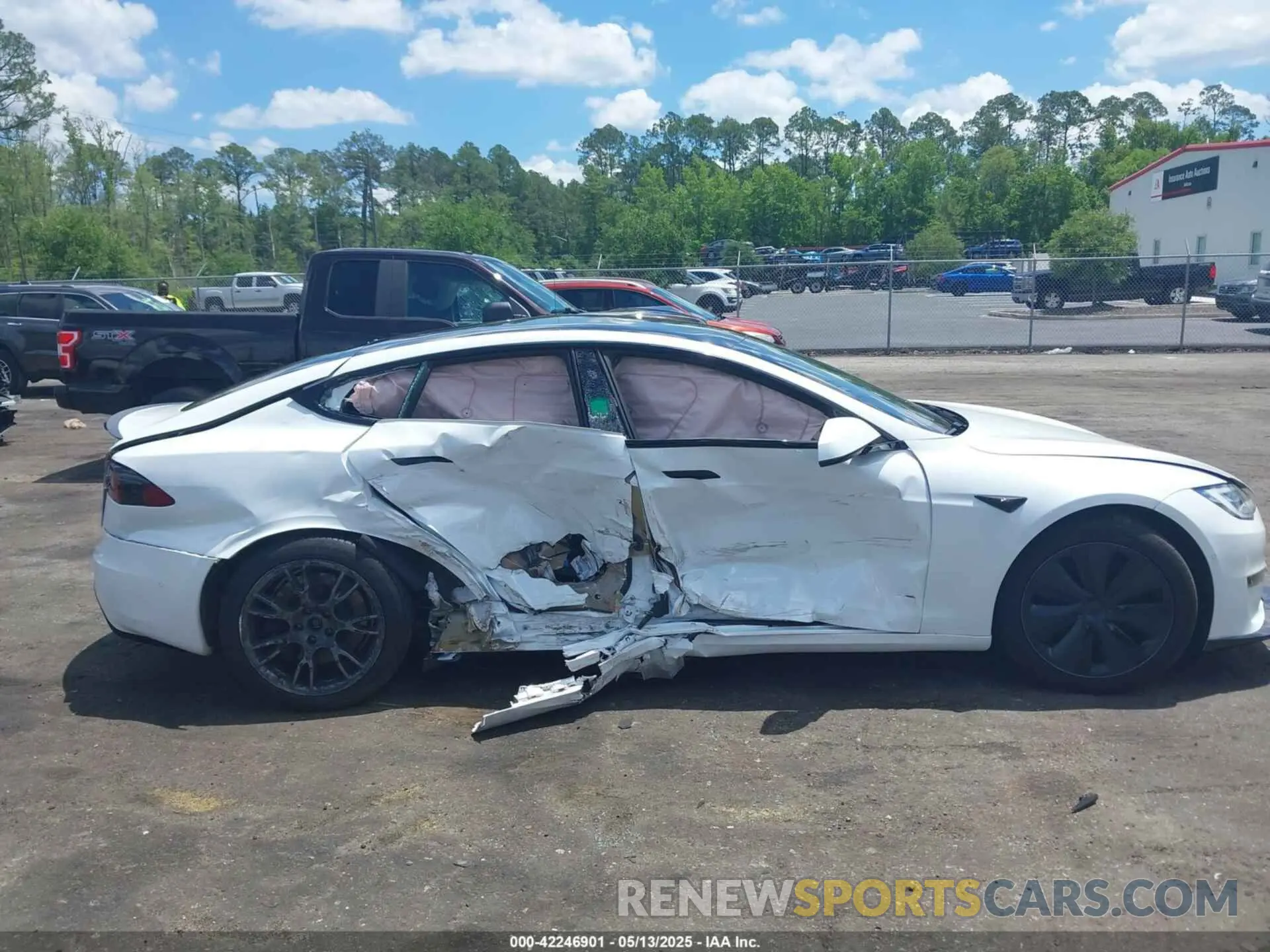 13 Photograph of a damaged car 5YJSA1E62MF438406 TESLA MODEL S 2021