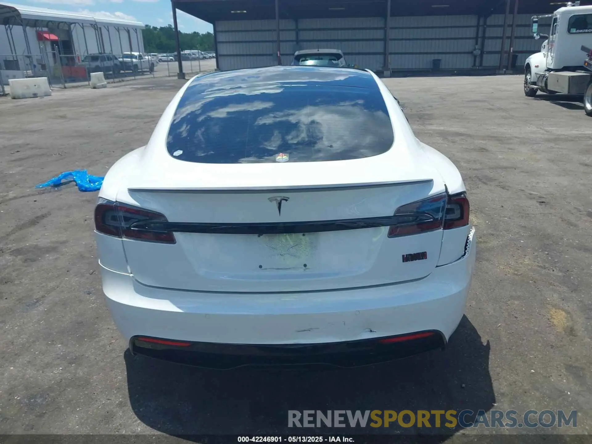 16 Photograph of a damaged car 5YJSA1E62MF438406 TESLA MODEL S 2021