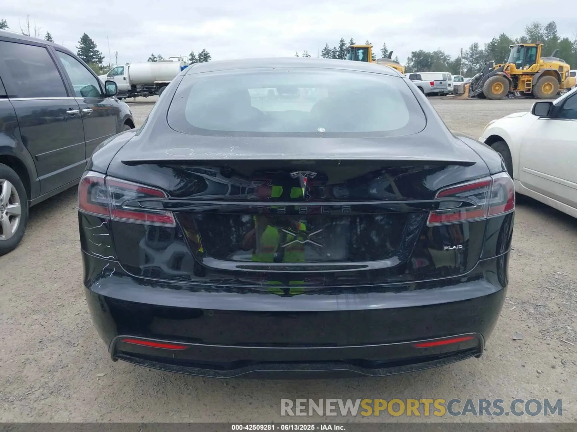 17 Photograph of a damaged car 5YJSA1E62MF447509 TESLA MODEL S 2021