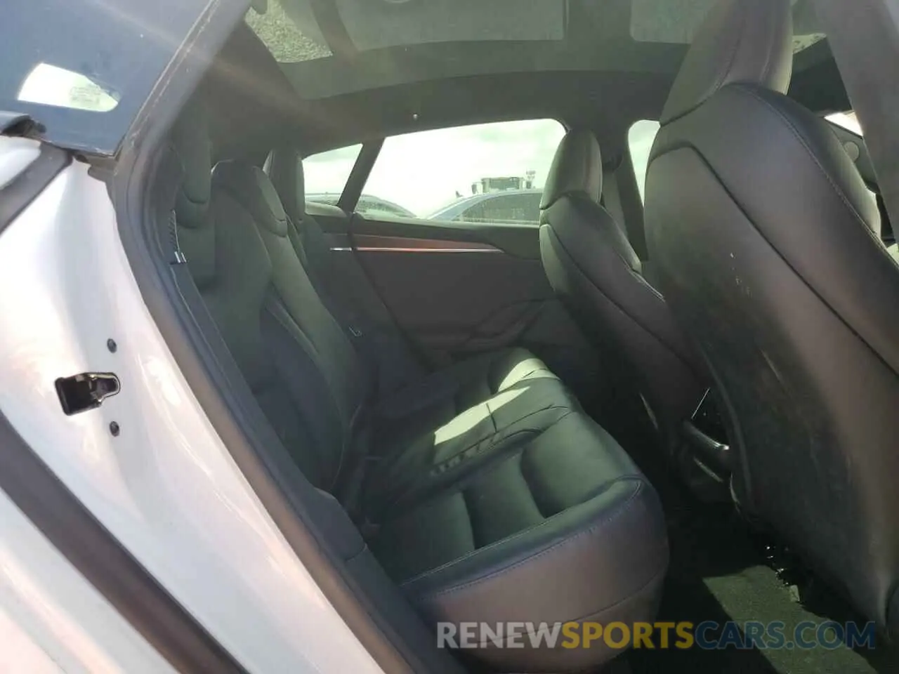 10 Photograph of a damaged car 5YJSA1E64MF451996 TESLA MODEL S 2021