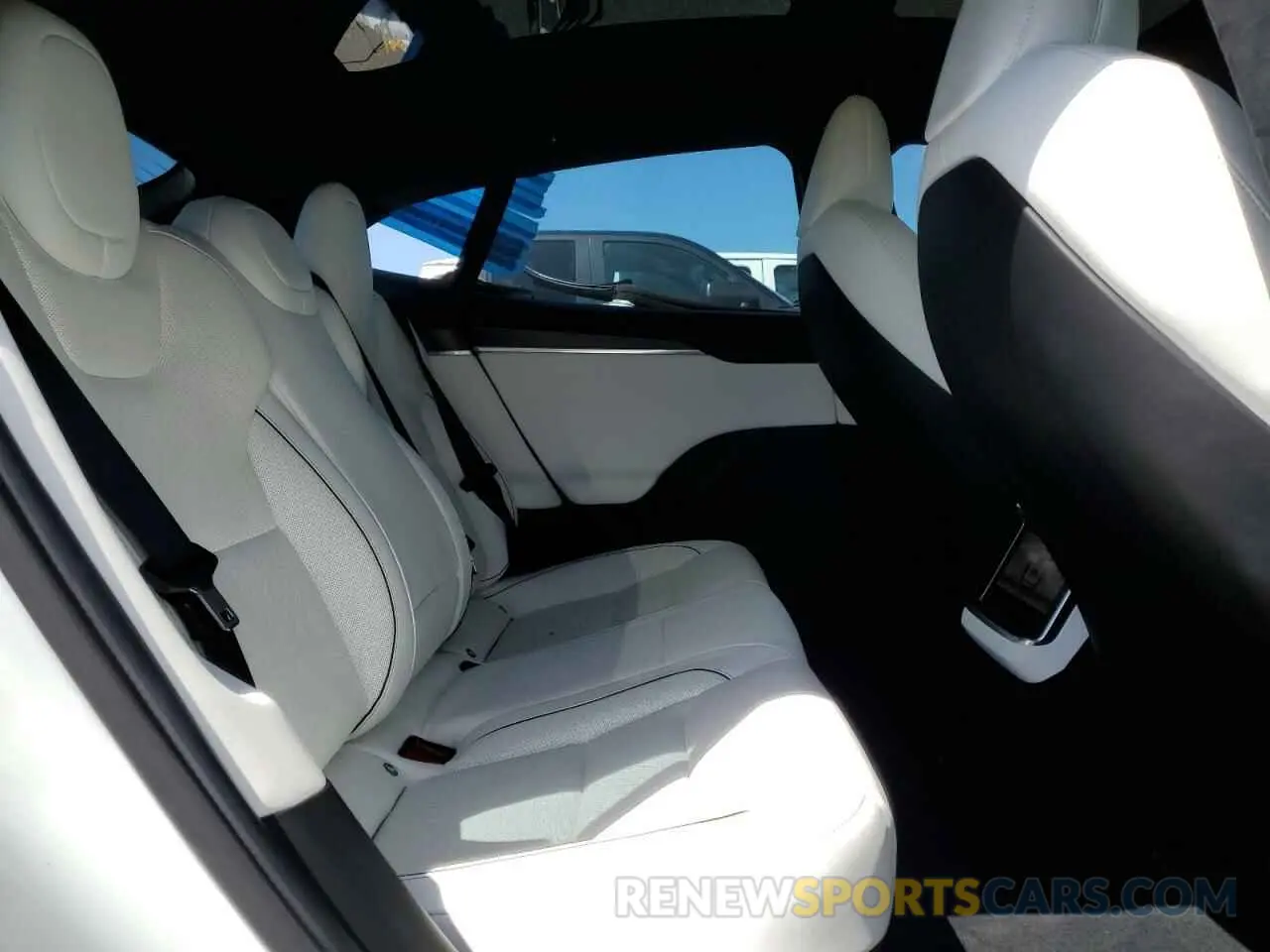 11 Photograph of a damaged car 5YJSA1E66MF453717 TESLA MODEL S 2021