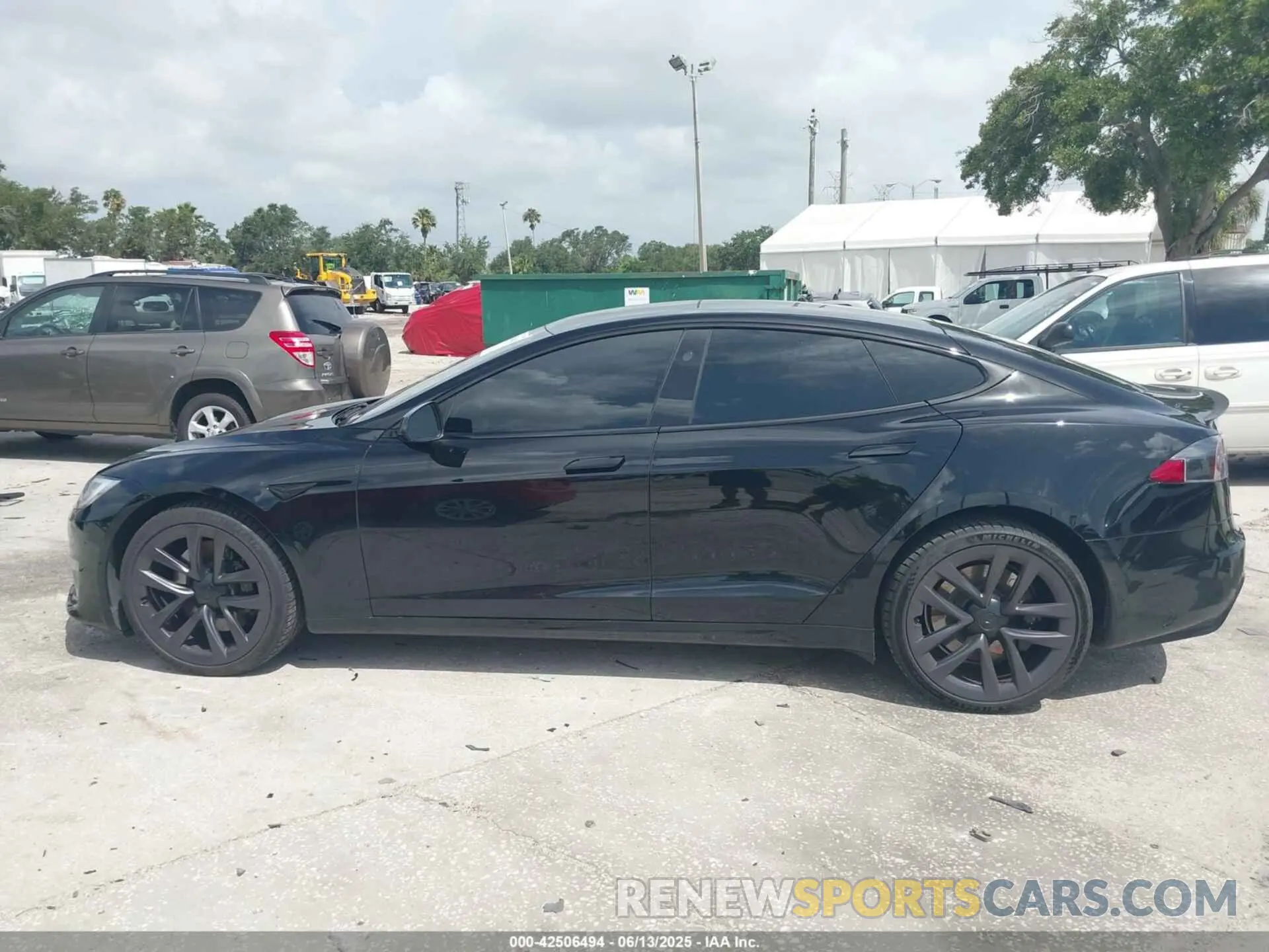 14 Photograph of a damaged car 5YJSA1E69MF454571 TESLA MODEL S 2021
