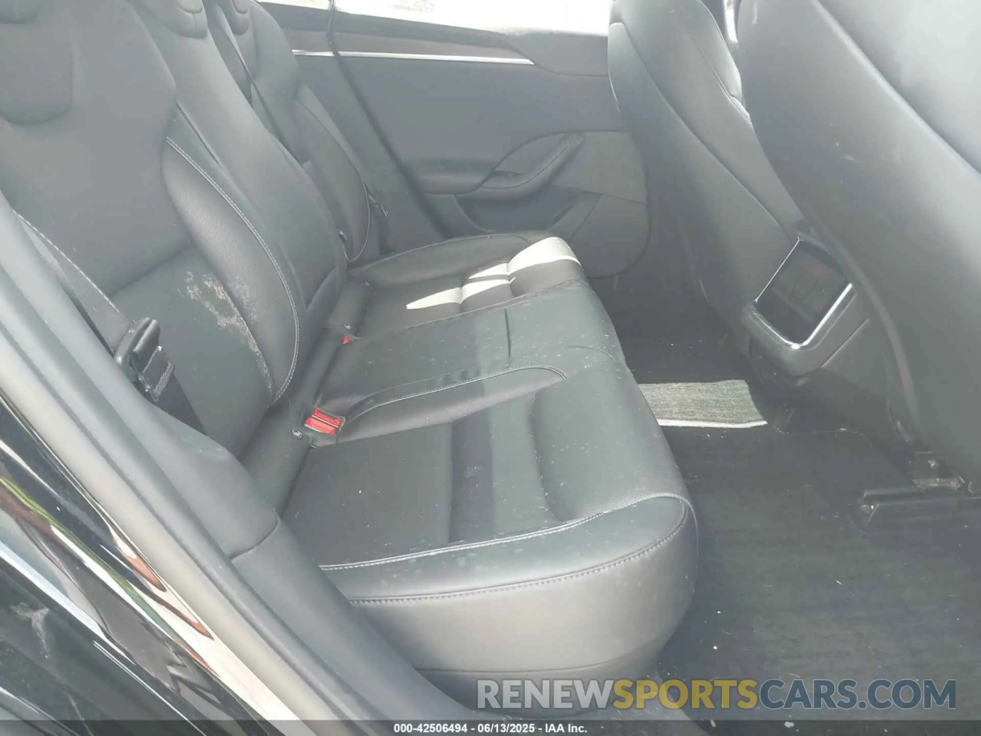 8 Photograph of a damaged car 5YJSA1E69MF454571 TESLA MODEL S 2021