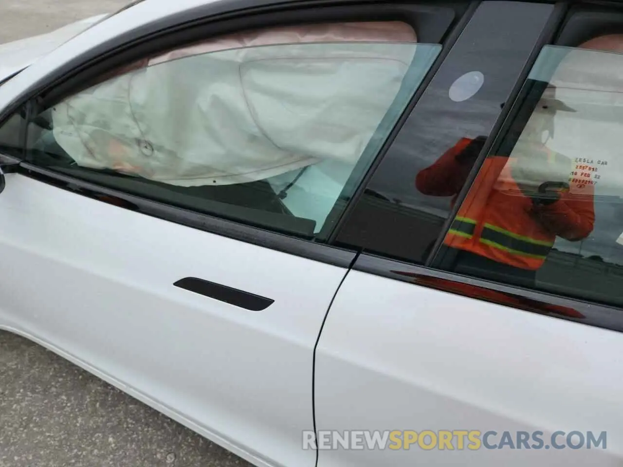 8 Photograph of a damaged car 5YJSA1E50NF476127 TESLA MODEL S 2022