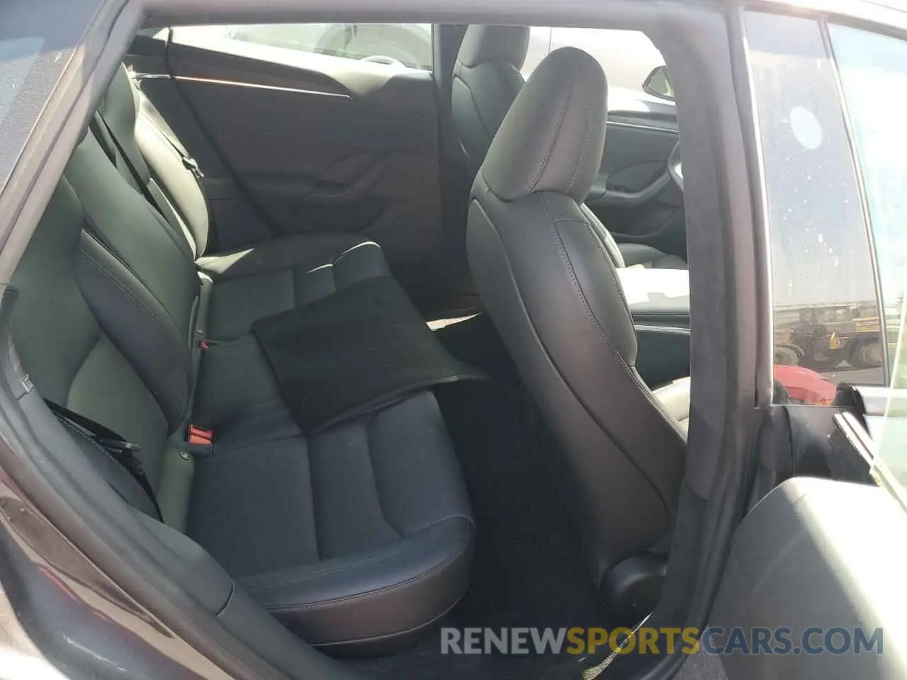 10 Photograph of a damaged car 5YJSA1E50NF490092 TESLA MODEL S 2022