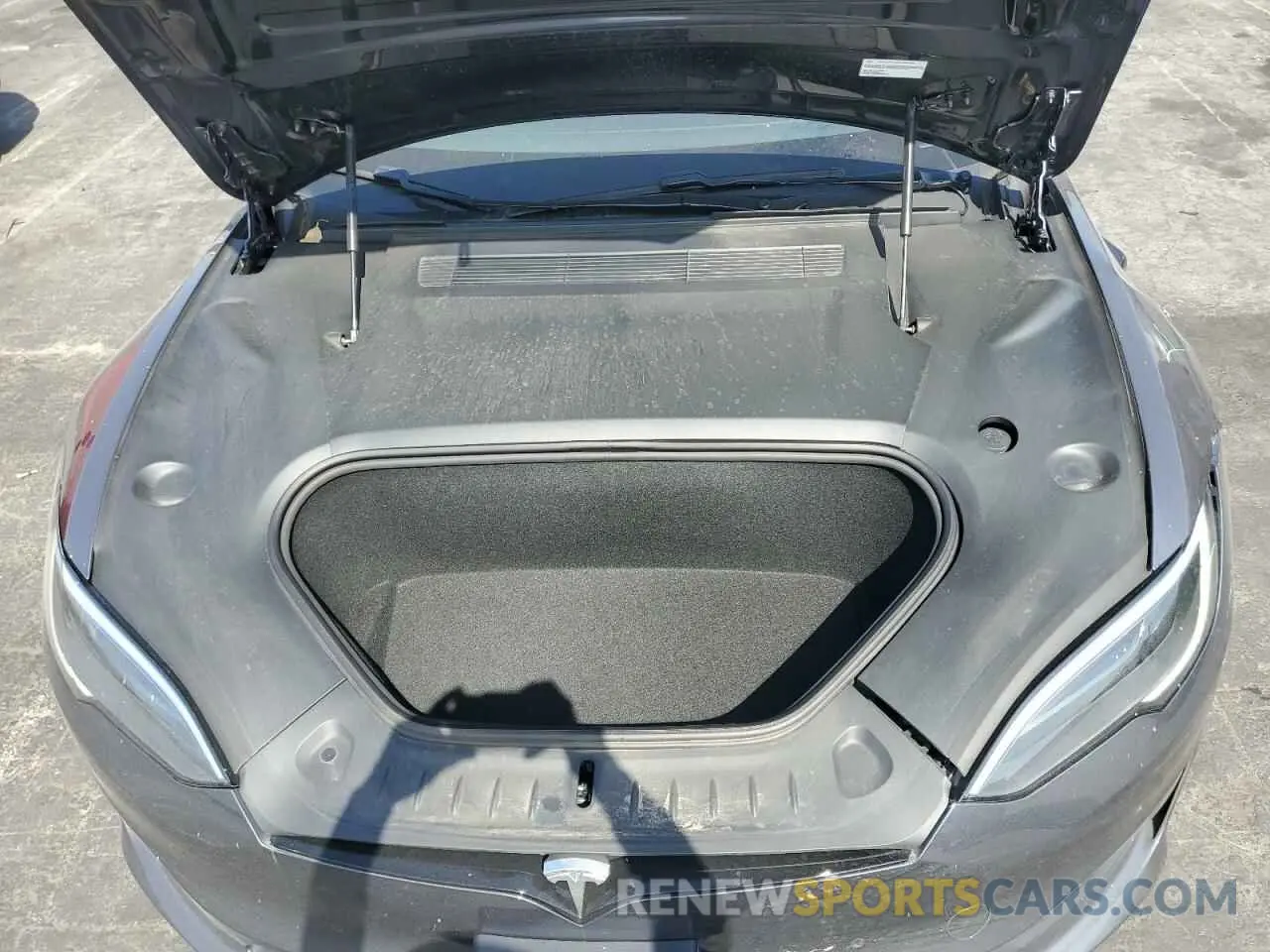 11 Photograph of a damaged car 5YJSA1E50NF490092 TESLA MODEL S 2022