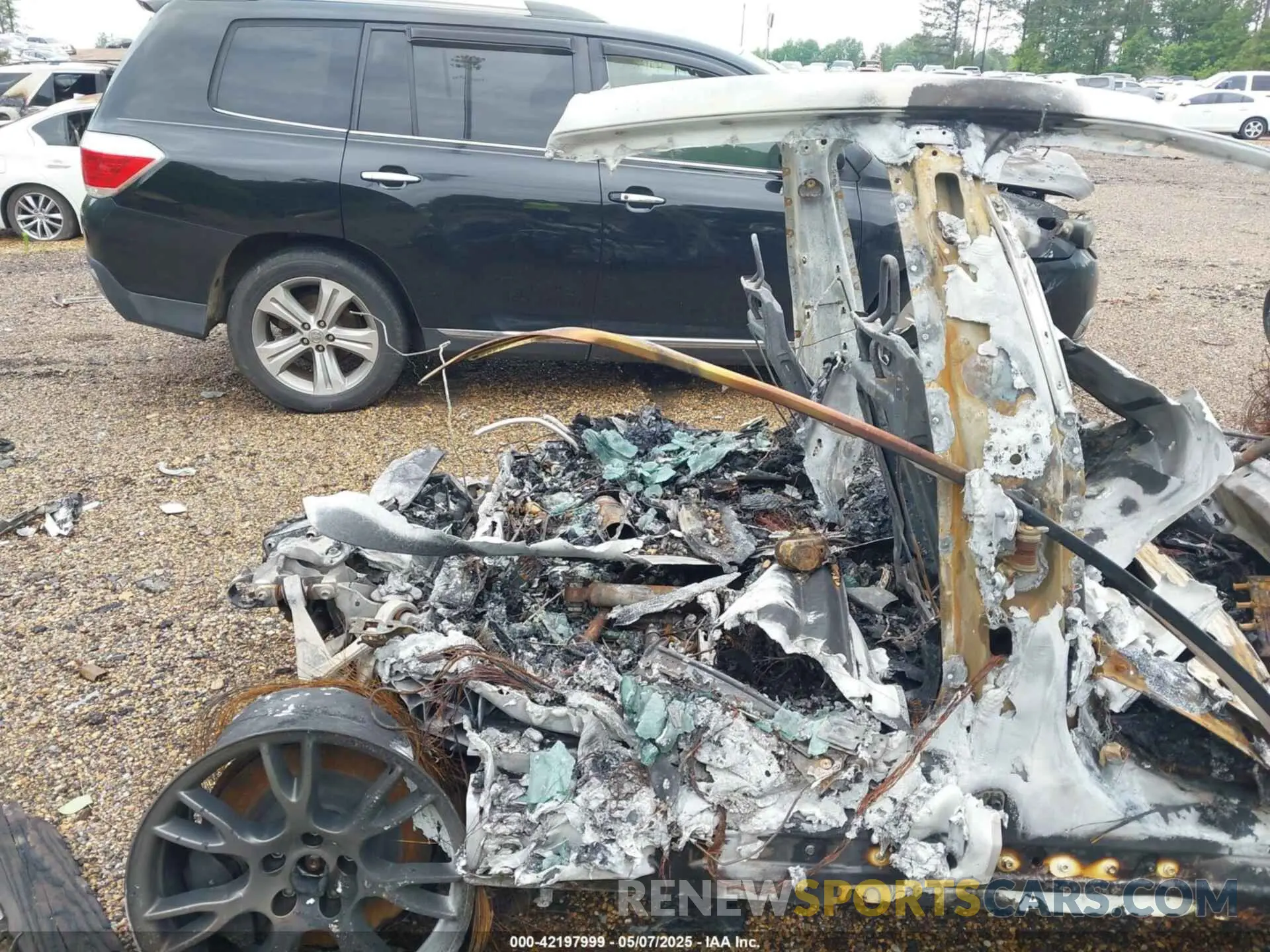 8 Photograph of a damaged car 5YJSA1E51NF465069 TESLA MODEL S 2022