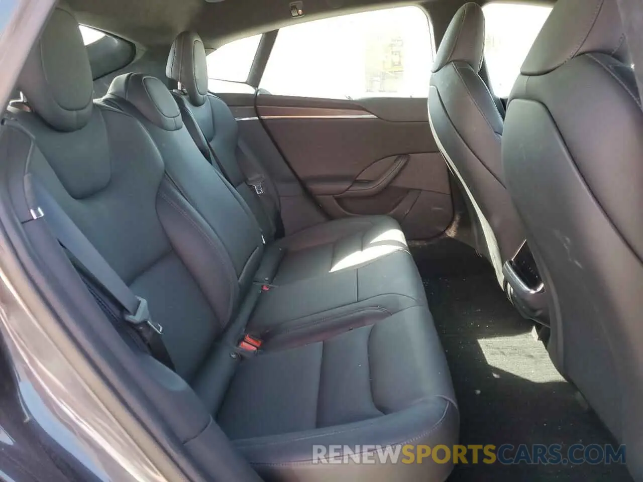 10 Photograph of a damaged car 5YJSA1E53NF471133 TESLA MODEL S 2022