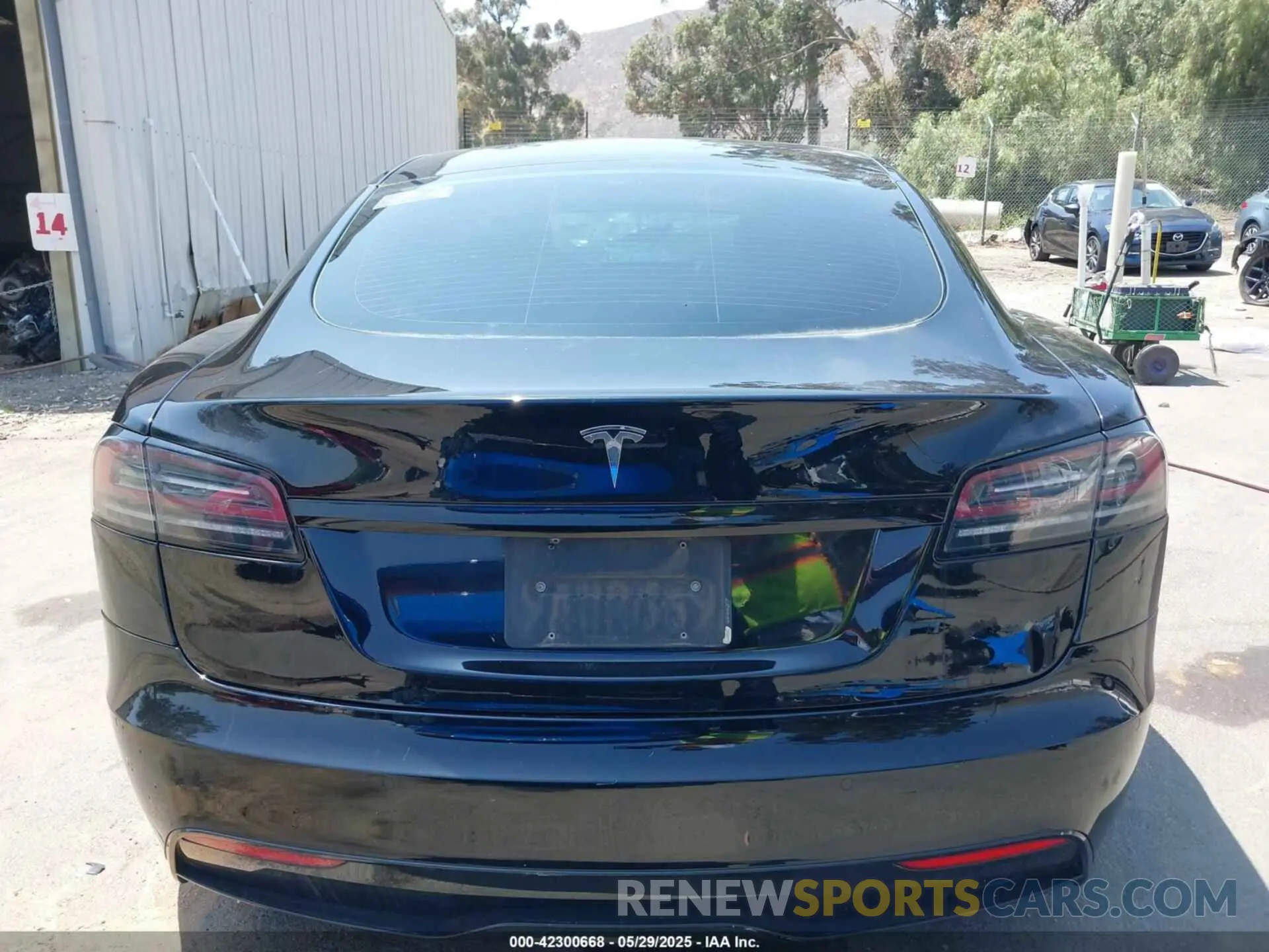 16 Photograph of a damaged car 5YJSA1E54NF475854 TESLA MODEL S 2022