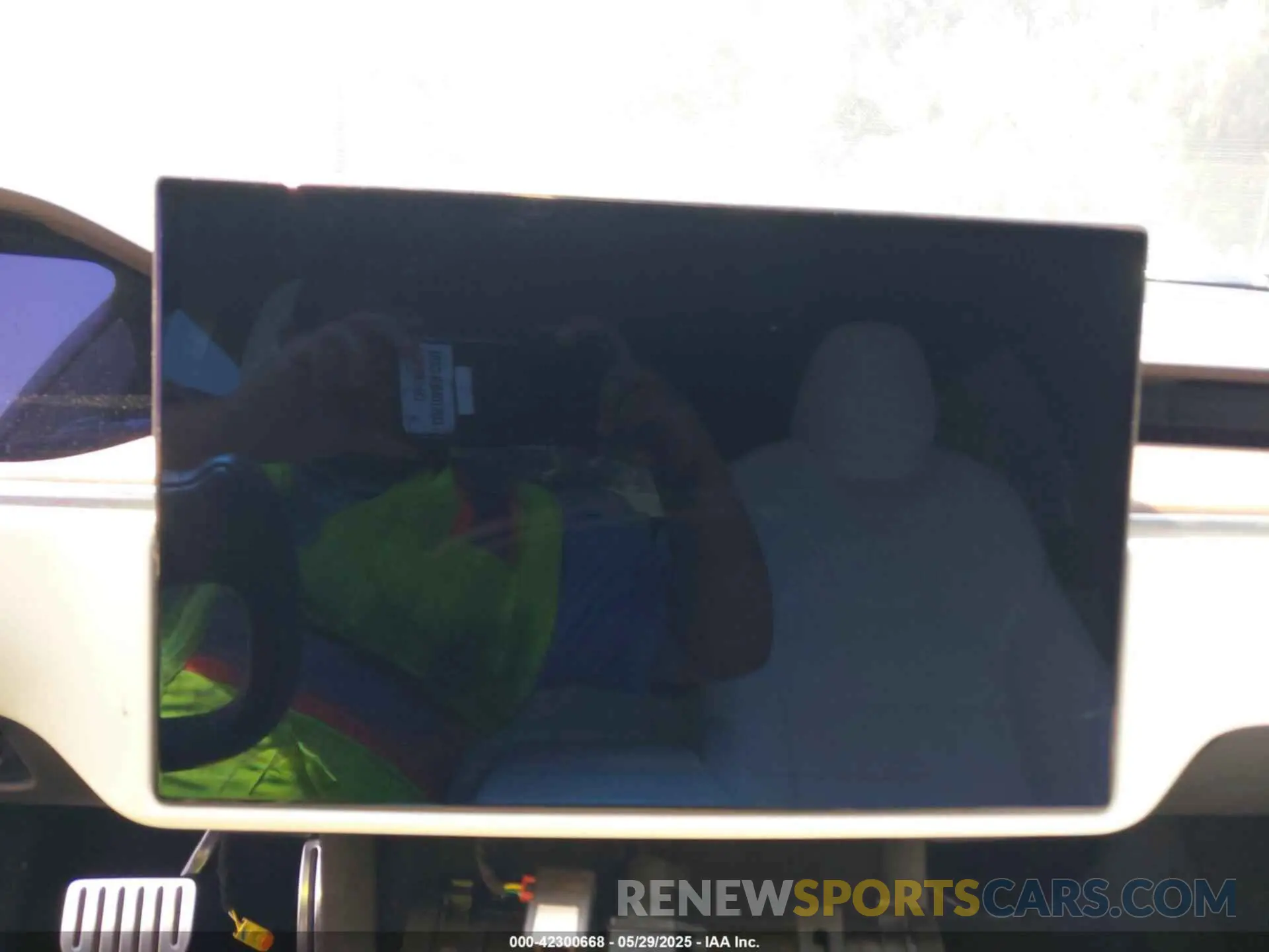 18 Photograph of a damaged car 5YJSA1E54NF475854 TESLA MODEL S 2022
