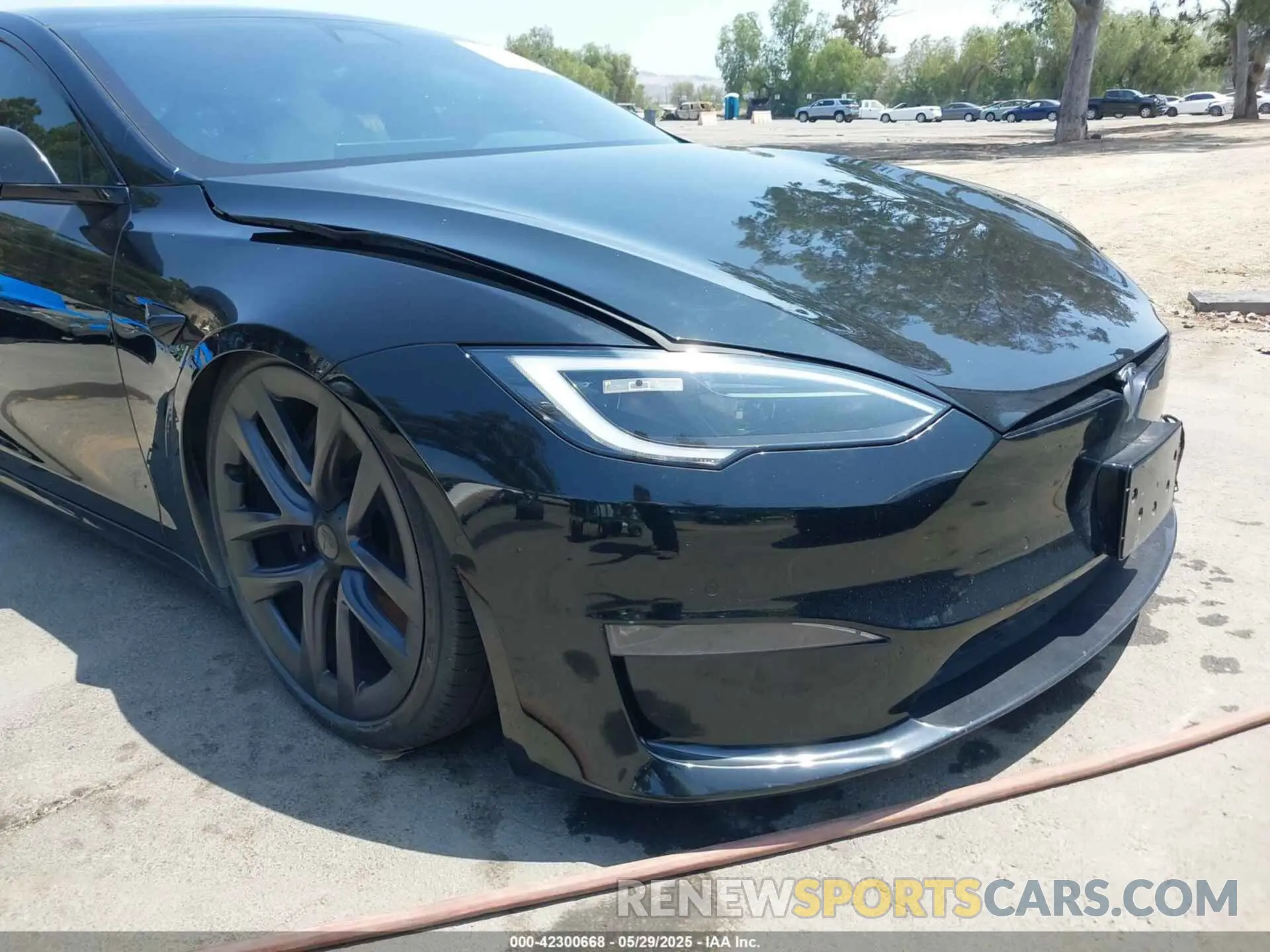 19 Photograph of a damaged car 5YJSA1E54NF475854 TESLA MODEL S 2022