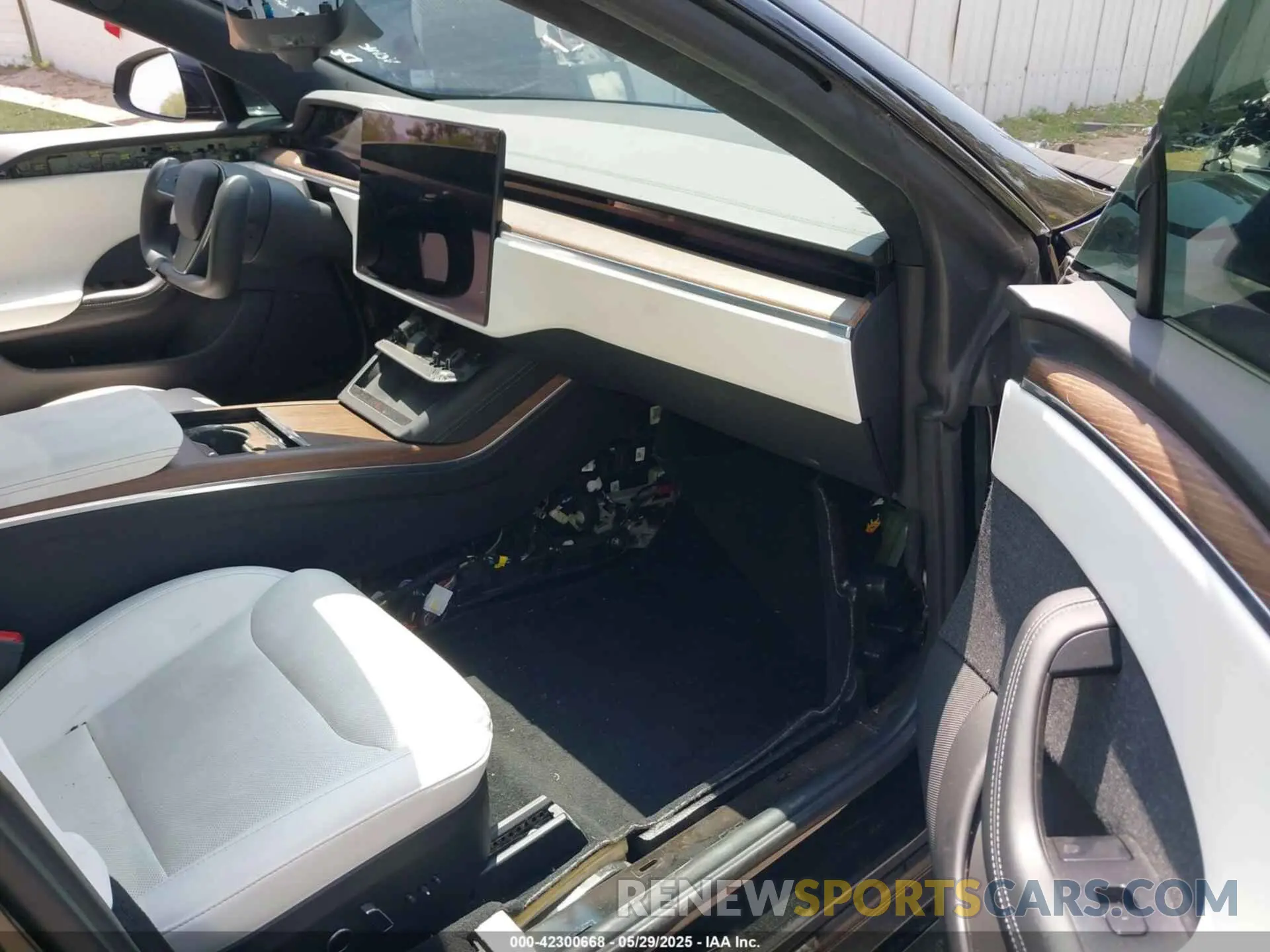 5 Photograph of a damaged car 5YJSA1E54NF475854 TESLA MODEL S 2022