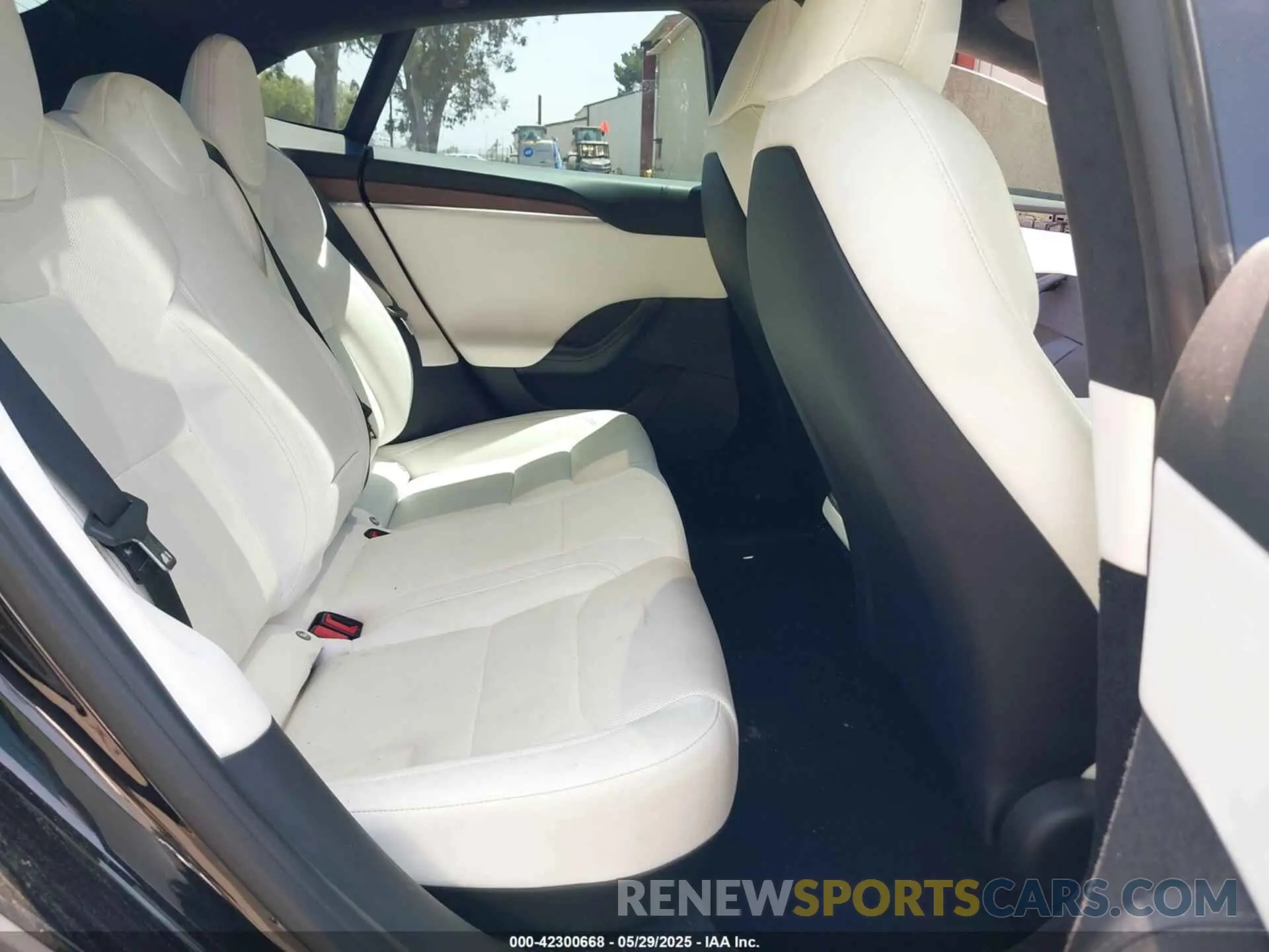 8 Photograph of a damaged car 5YJSA1E54NF475854 TESLA MODEL S 2022
