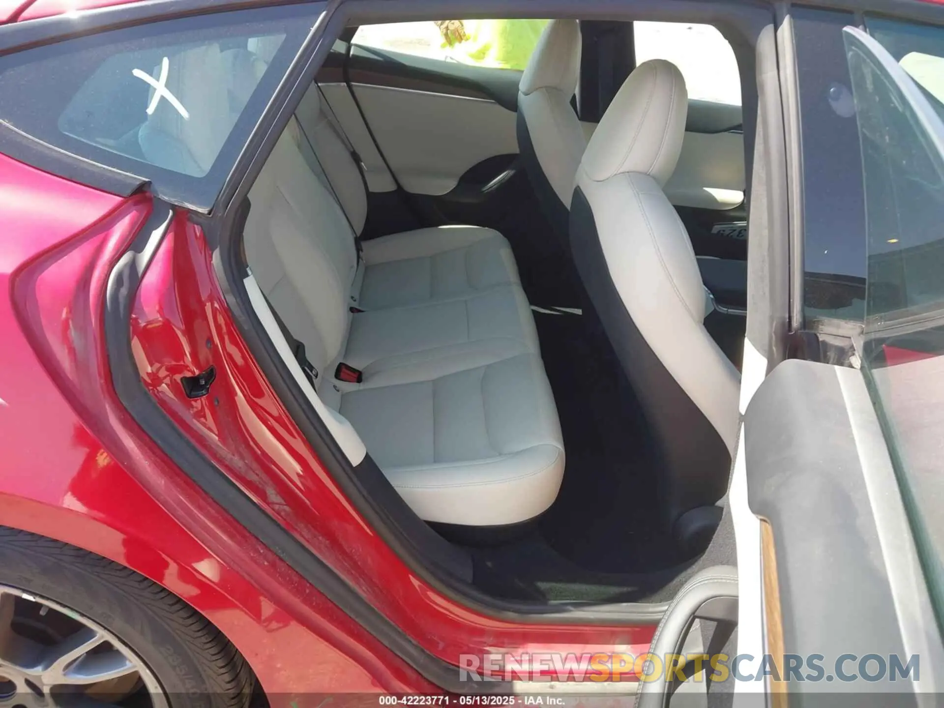 8 Photograph of a damaged car 5YJSA1E55NF491593 TESLA MODEL S 2022