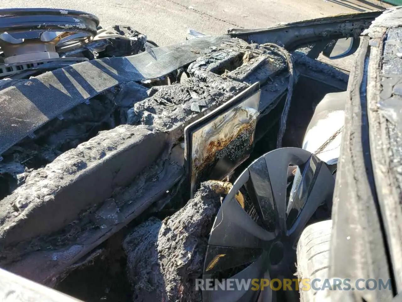 9 Photograph of a damaged car 5YJSA1E56NF464984 TESLA MODEL S 2022