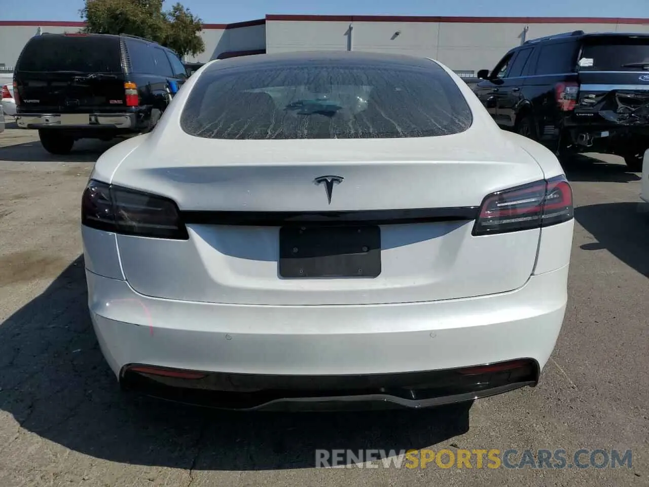 6 Photograph of a damaged car 5YJSA1E57NF475282 TESLA MODEL S 2022