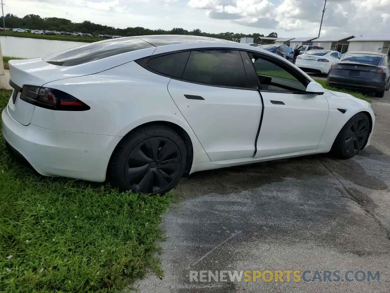 3 Photograph of a damaged car 5YJSA1E57NF487464 TESLA MODEL S 2022