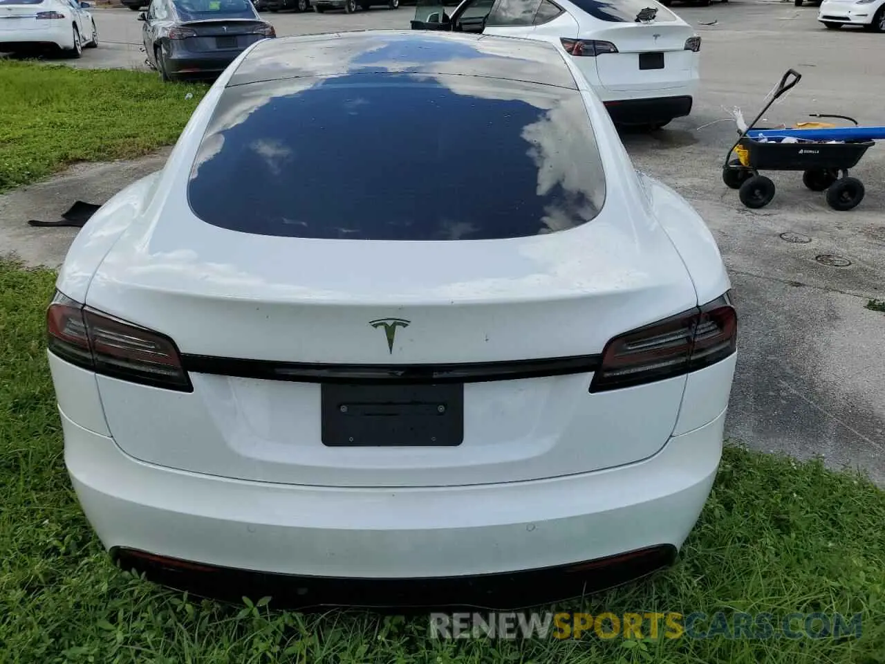 6 Photograph of a damaged car 5YJSA1E57NF487464 TESLA MODEL S 2022