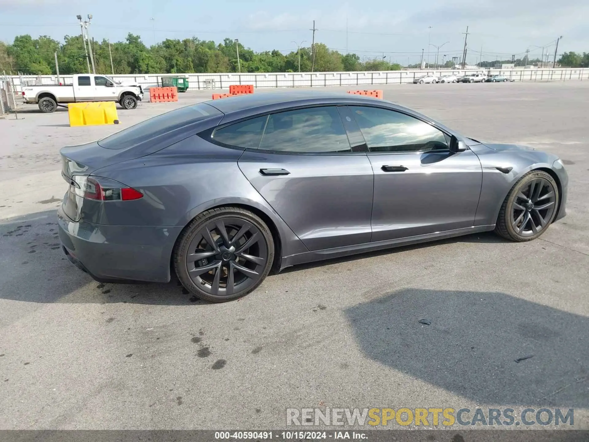 4 Photograph of a damaged car 5YJSA1E58NF469507 TESLA MODEL S 2022
