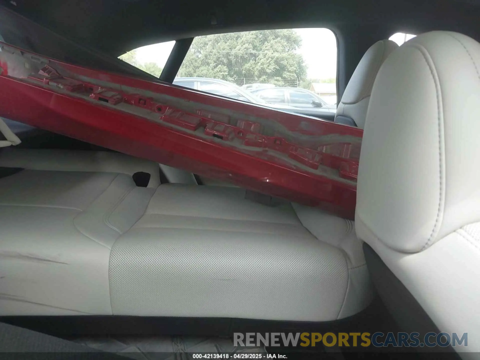 8 Photograph of a damaged car 5YJSA1E58NF486727 TESLA MODEL S 2022