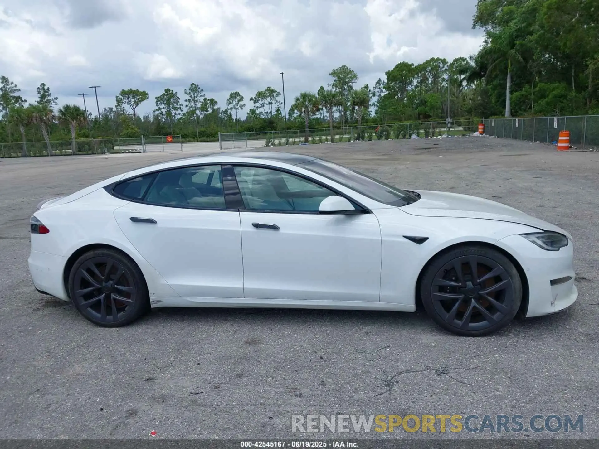 13 Photograph of a damaged car 5YJSA1E61NF460155 TESLA MODEL S 2022