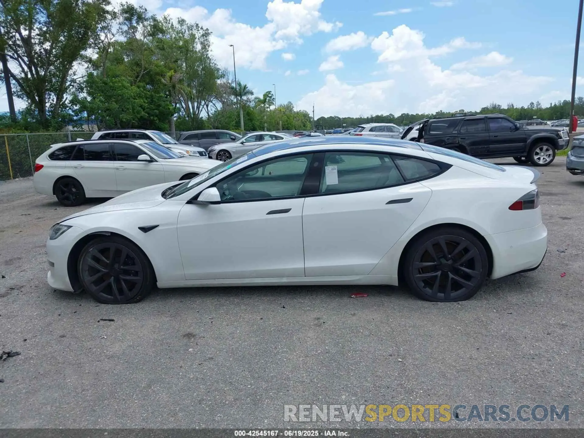 14 Photograph of a damaged car 5YJSA1E61NF460155 TESLA MODEL S 2022
