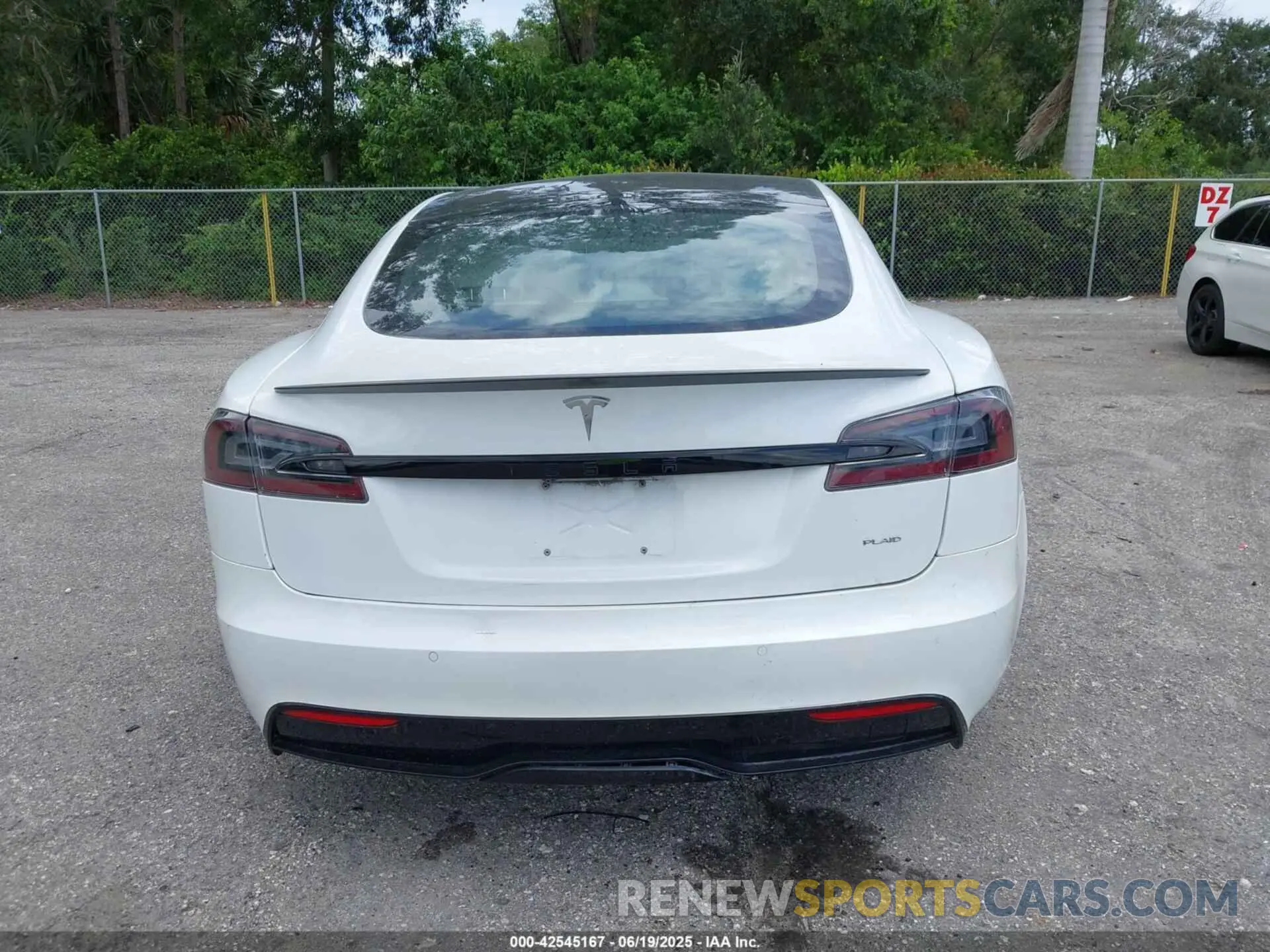 16 Photograph of a damaged car 5YJSA1E61NF460155 TESLA MODEL S 2022