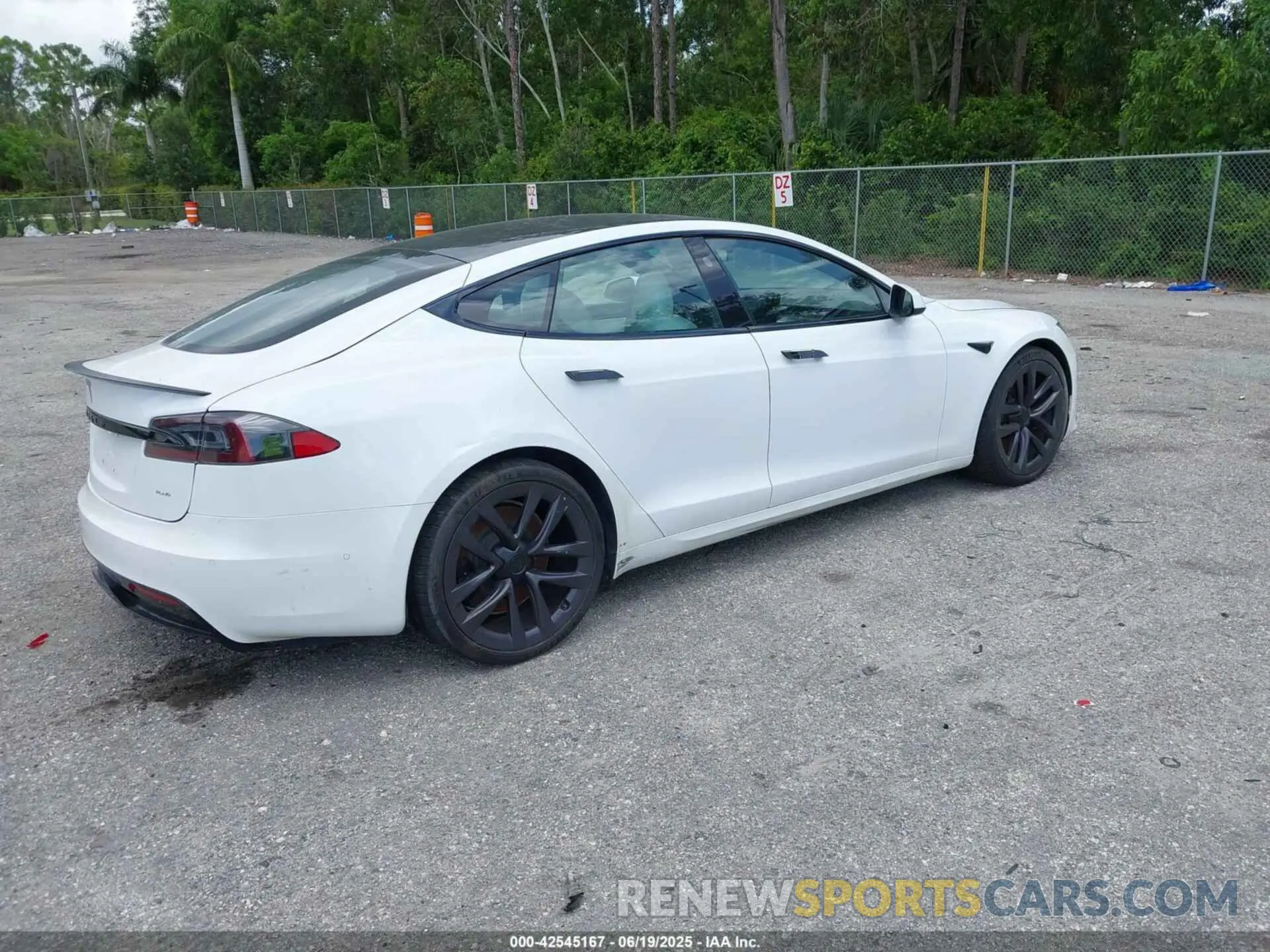4 Photograph of a damaged car 5YJSA1E61NF460155 TESLA MODEL S 2022