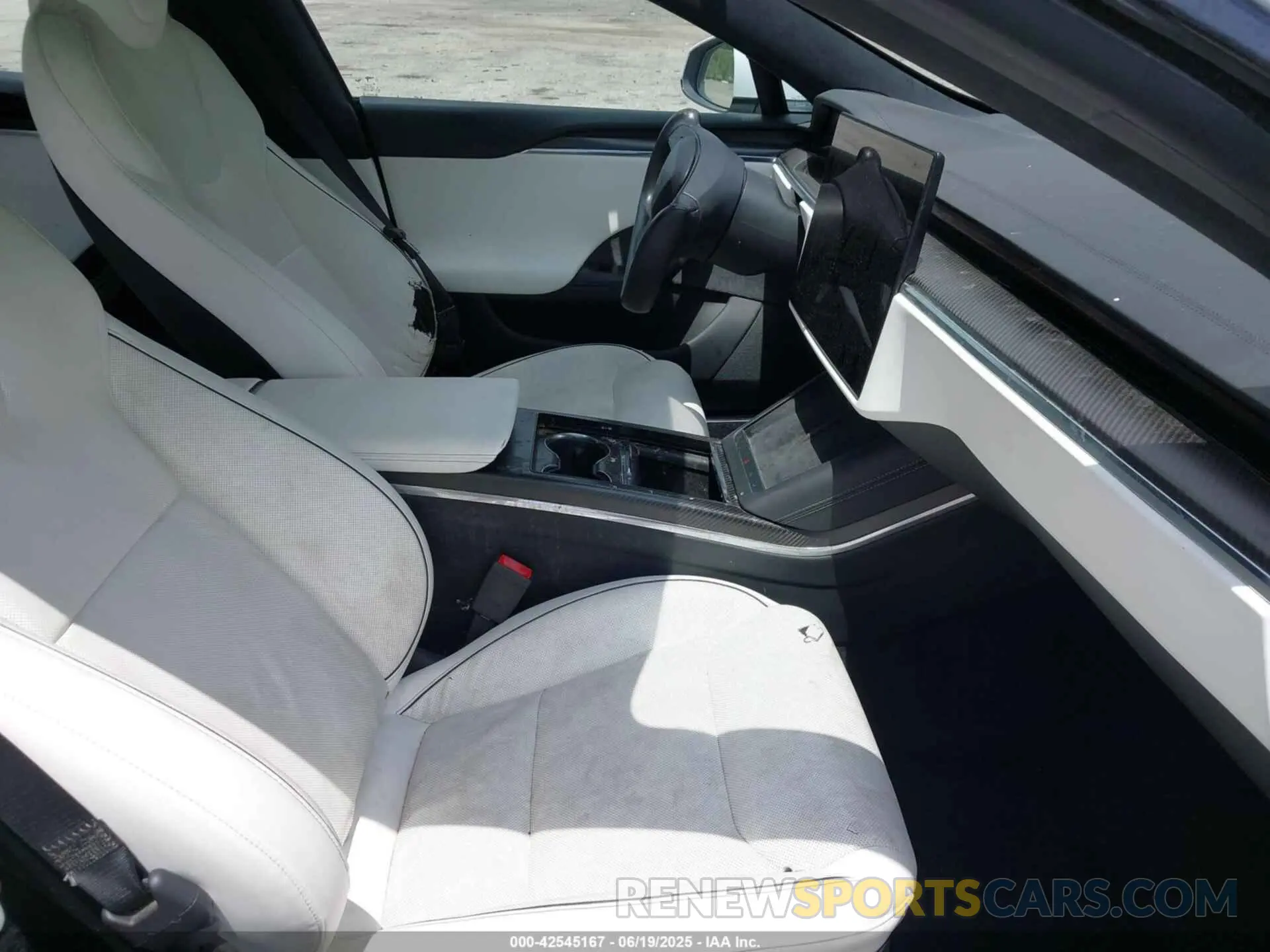 5 Photograph of a damaged car 5YJSA1E61NF460155 TESLA MODEL S 2022