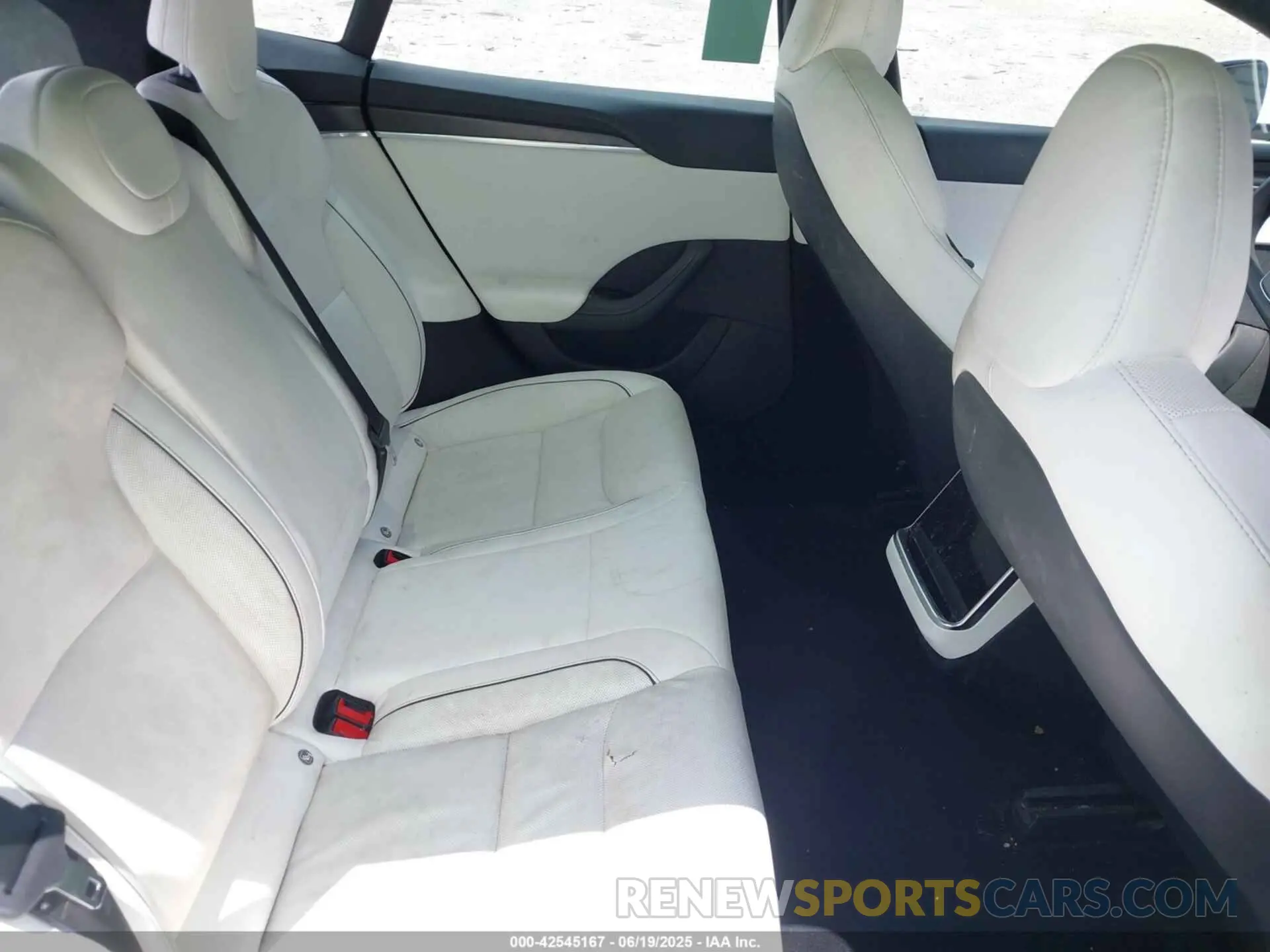 8 Photograph of a damaged car 5YJSA1E61NF460155 TESLA MODEL S 2022
