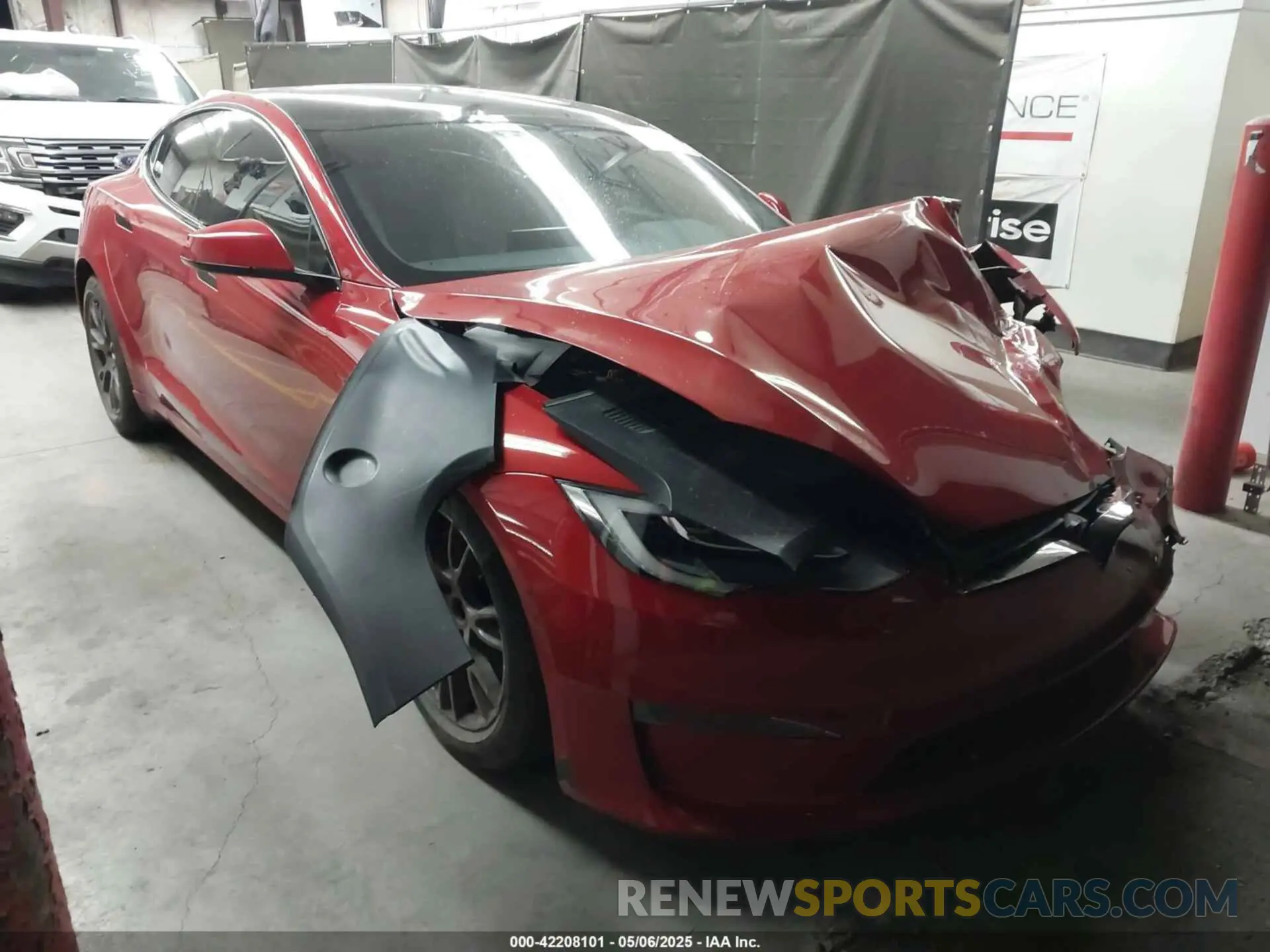 1 Фотография поврежденного автомобиля 5YJSA1E61NF471785 TESLA MODEL S 2022