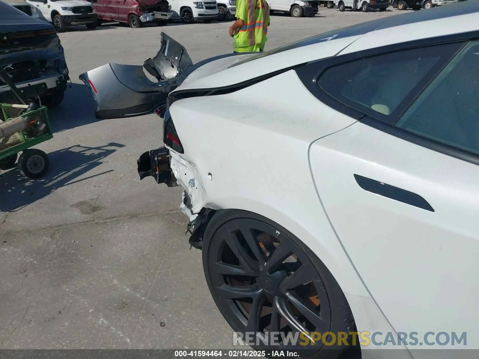 21 Photograph of a damaged car 5YJSA1E64NF484904 TESLA MODEL S 2022