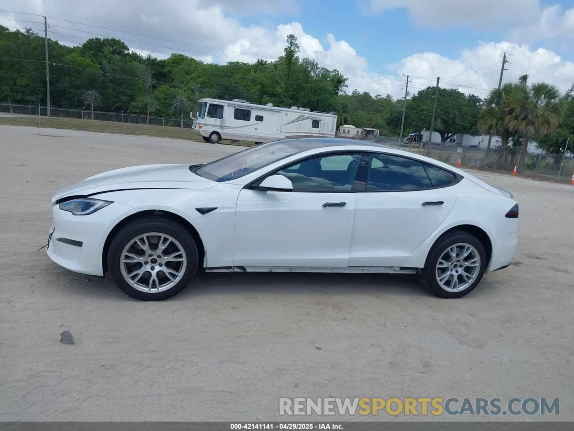 13 Фотография поврежденного автомобиля 5YJSA1E6XNF473888 TESLA MODEL S 2022