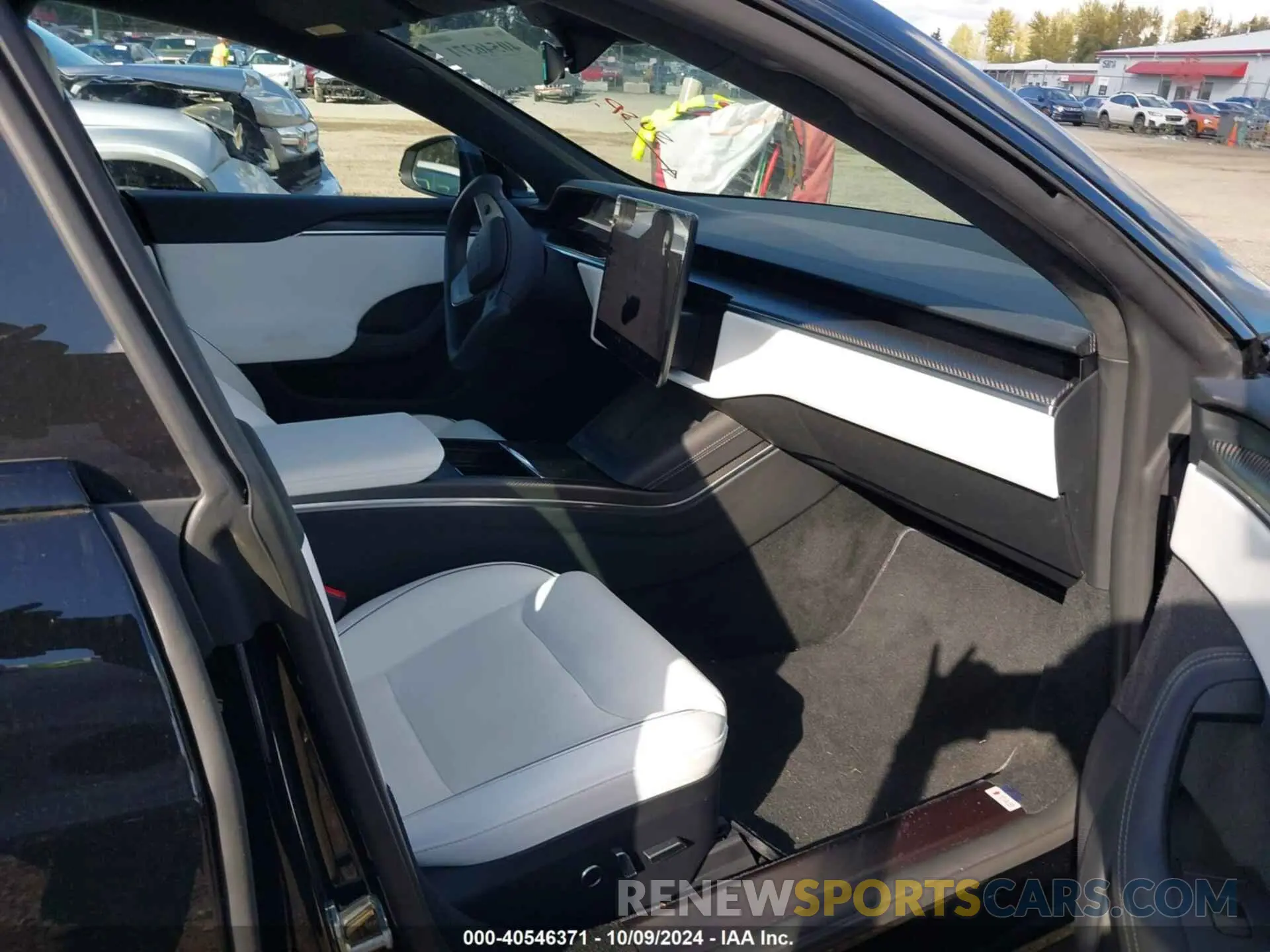 5 Photograph of a damaged car 5YJSA1E6XNF496698 TESLA MODEL S 2022
