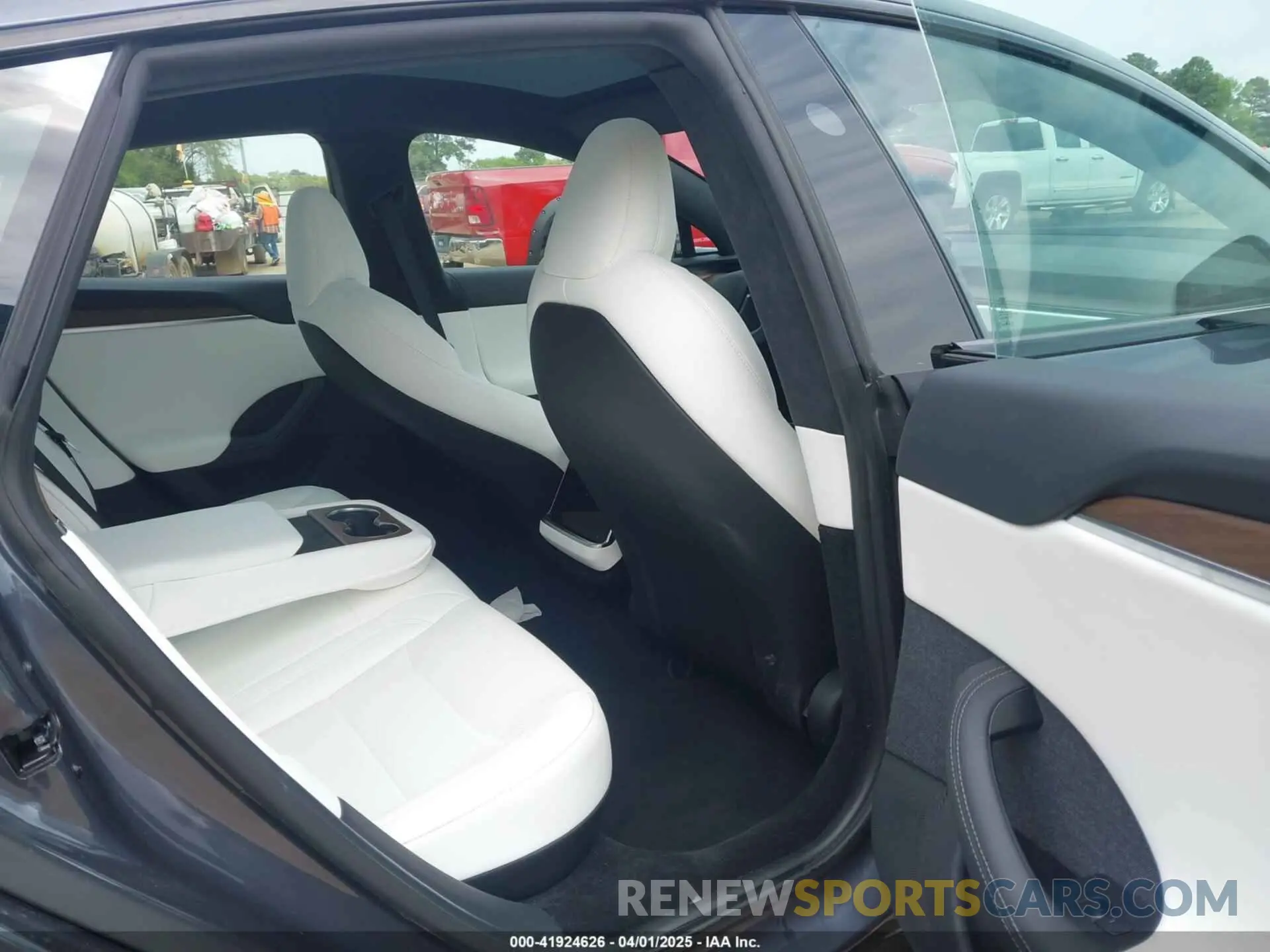 7 Photograph of a damaged car 5YJSA1E53PF511231 TESLA MODEL S 2023