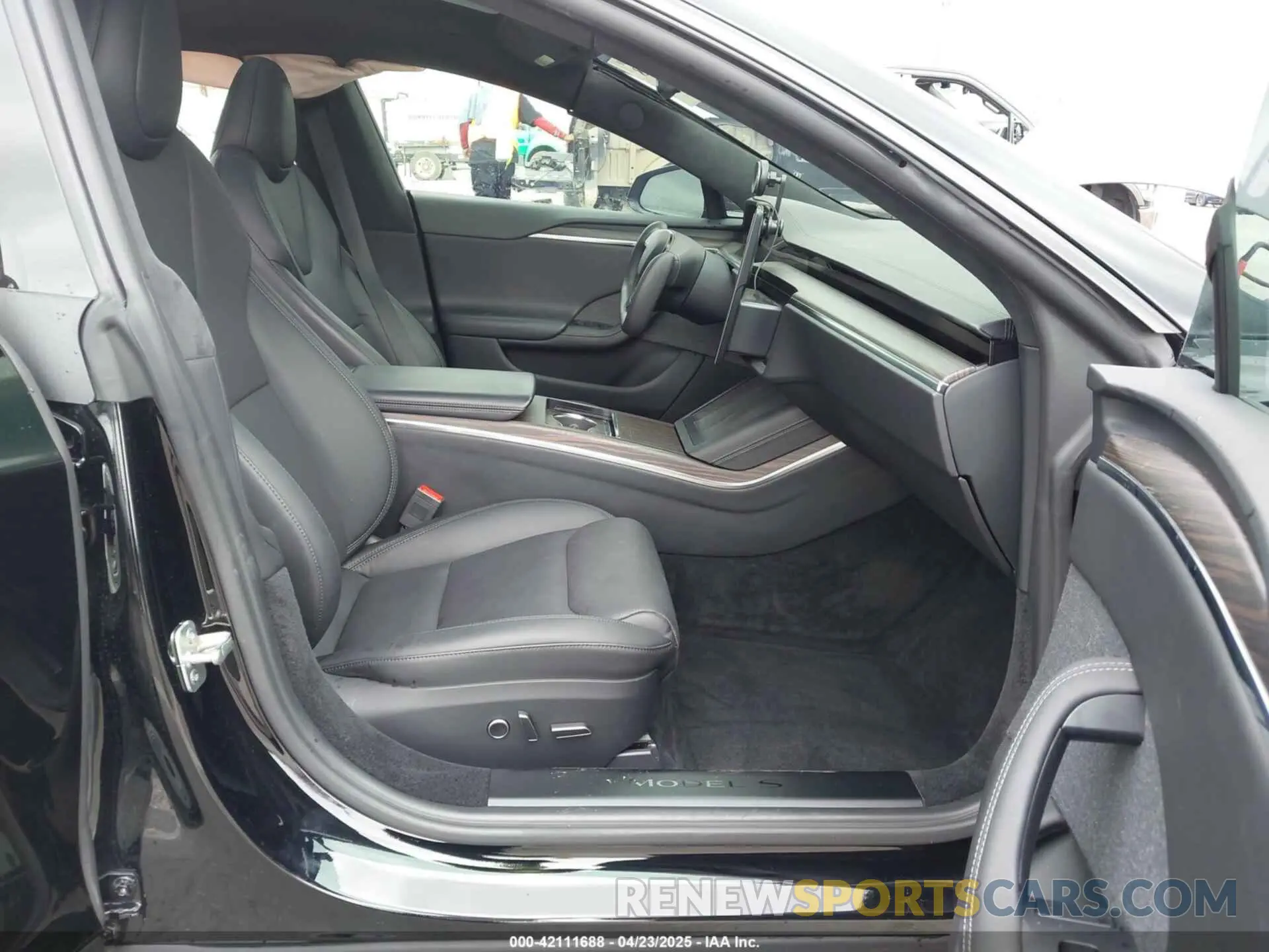 5 Photograph of a damaged car 5YJSA1E55PF517922 TESLA MODEL S 2023