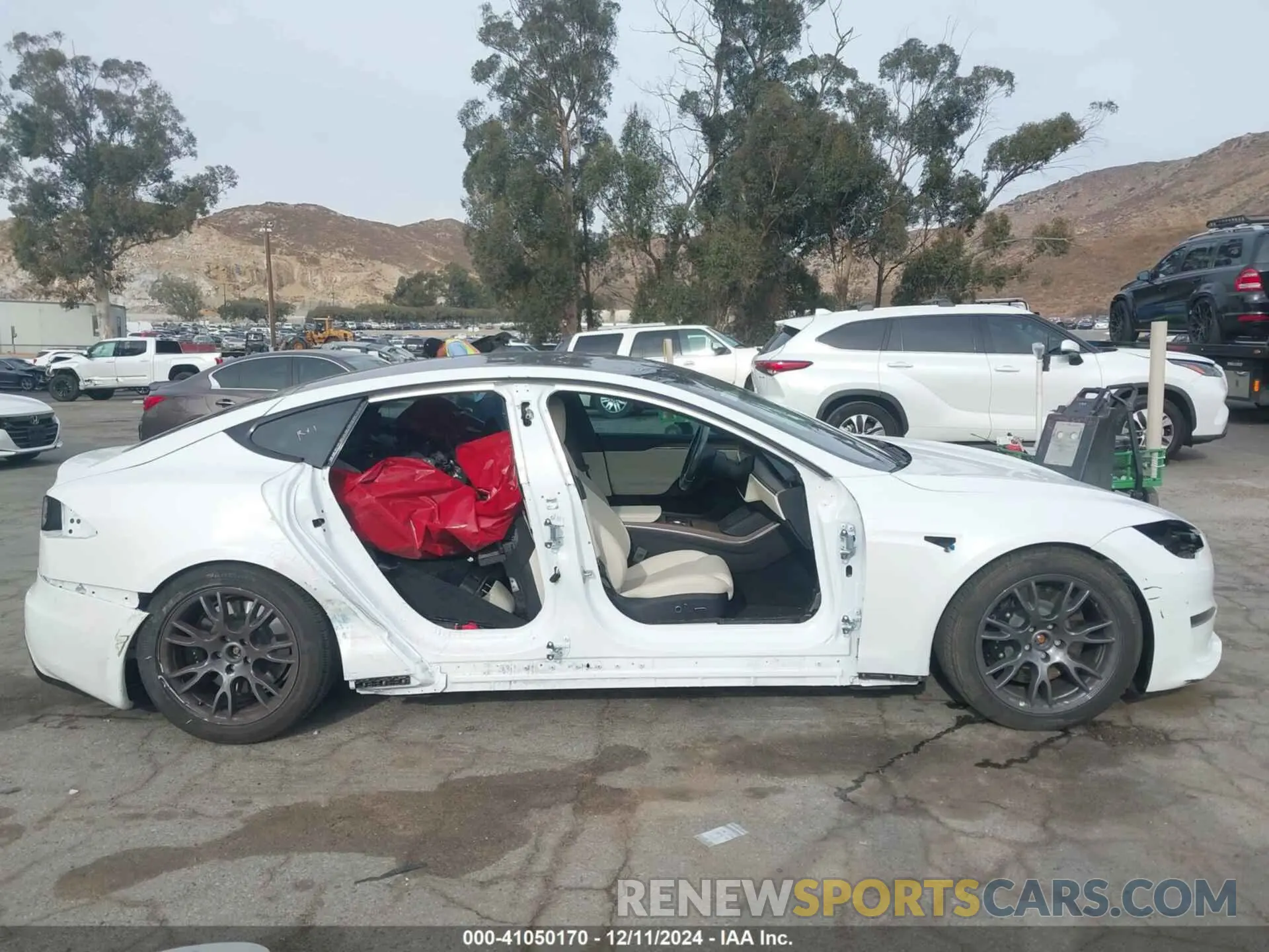 14 Photograph of a damaged car 5YJSA1E58PF511631 TESLA MODEL S 2023